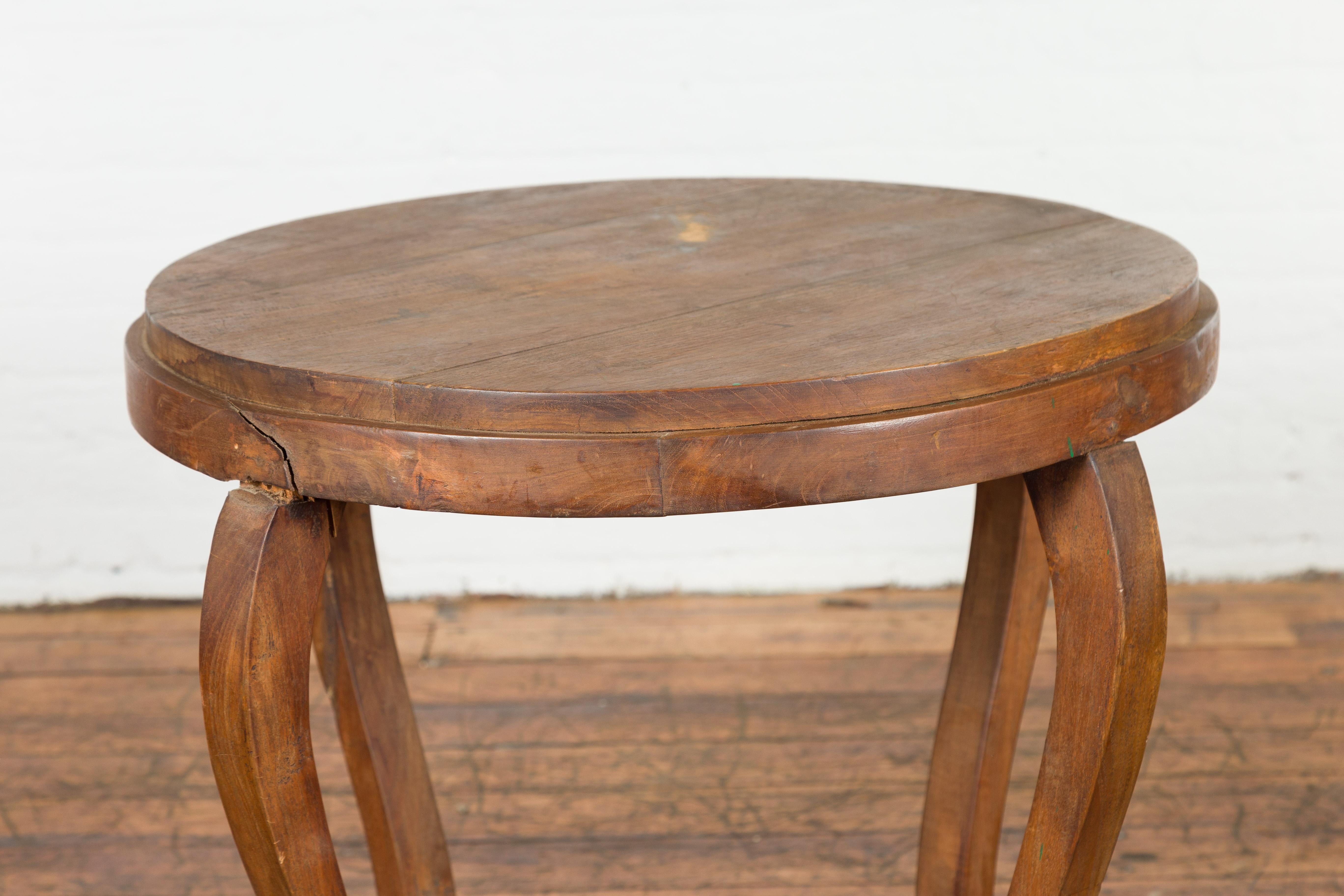 1900s Antique End Table with Curved Legs & Lower Shelf  In Good Condition In Yonkers, NY