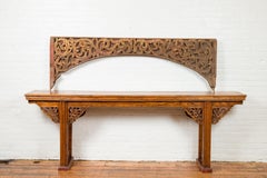 Pannello architettonico dipinto di rosso del XIX secolo con motivi Rinceaux dorati intagliati