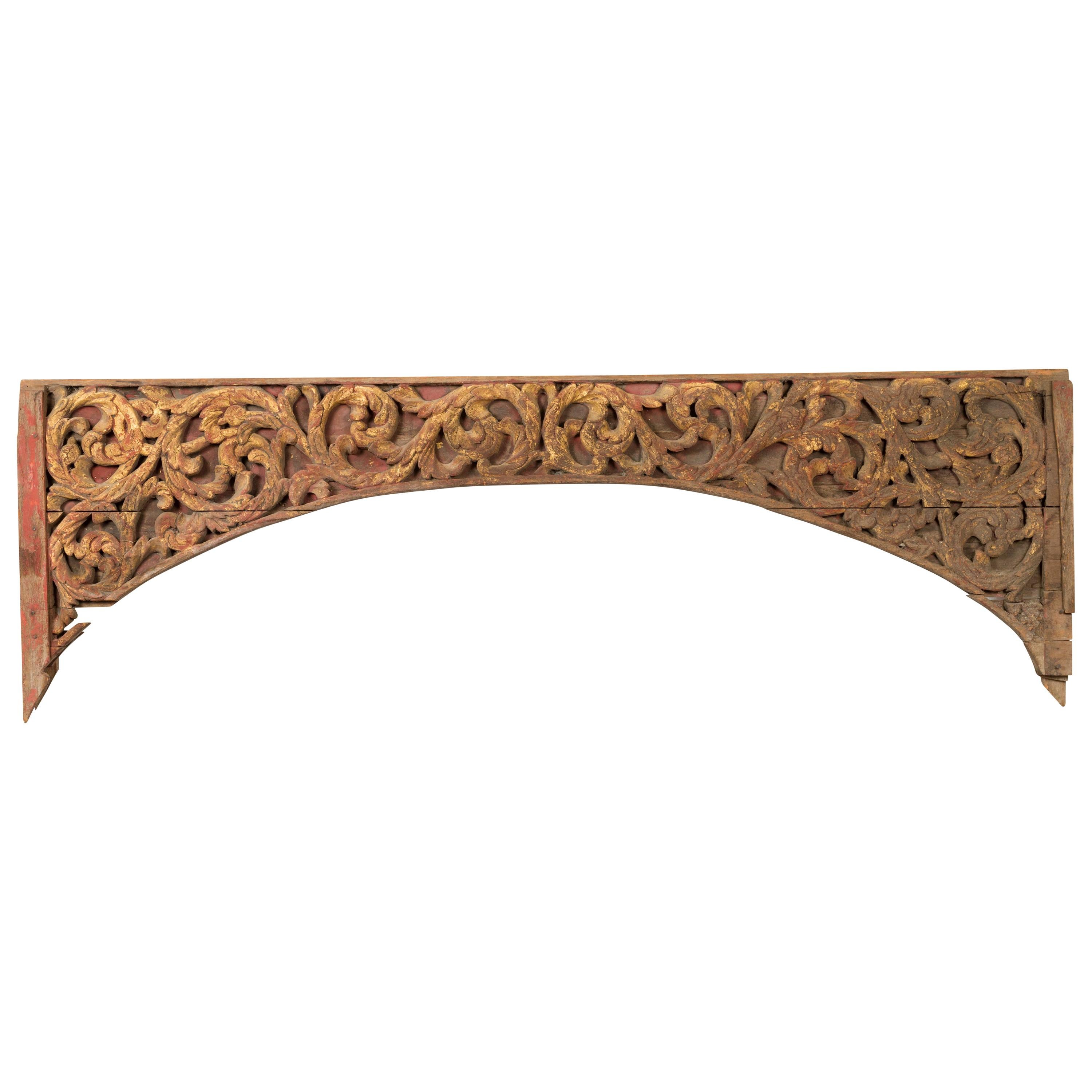 Antike Indonesische geschnitzte und bemalte architektonische Tafel mit Rinceaux-Fries, Indonesisch