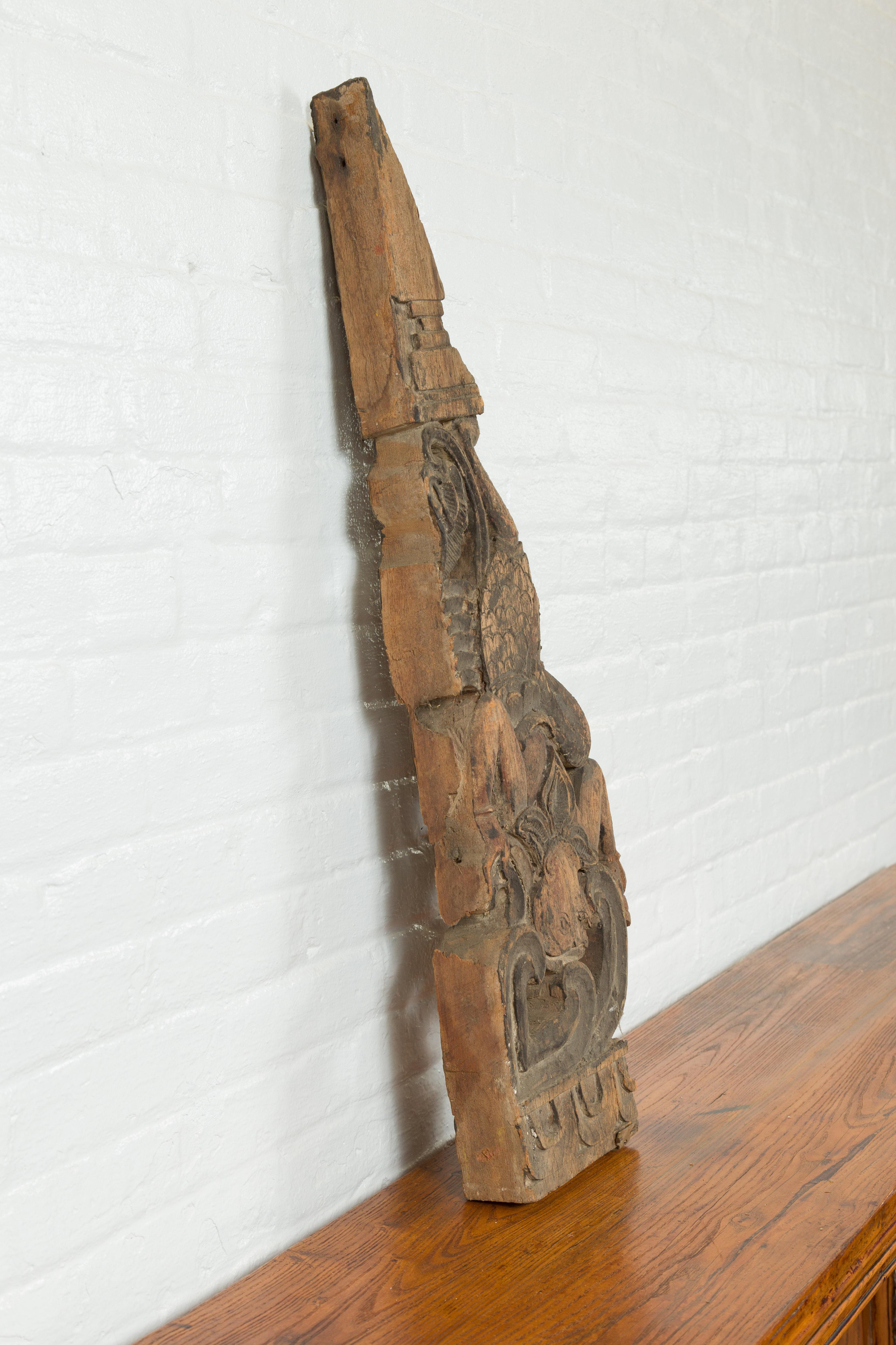 XIXe siècle Fragment triangulaire asiatique ancien en bois sculpté représentant une figure tombant en vente