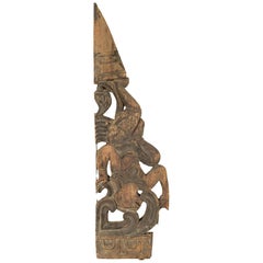 Antikes indonesisches geschnitztes dreieckiges Holzfragment, das eine fallende Figur darstellt