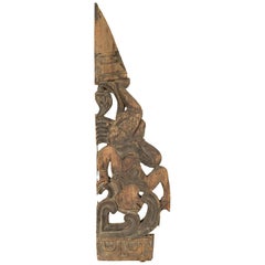 Antikes asiatisches geschnitztes dreieckiges Holzfragment, das eine fallende Figur darstellt