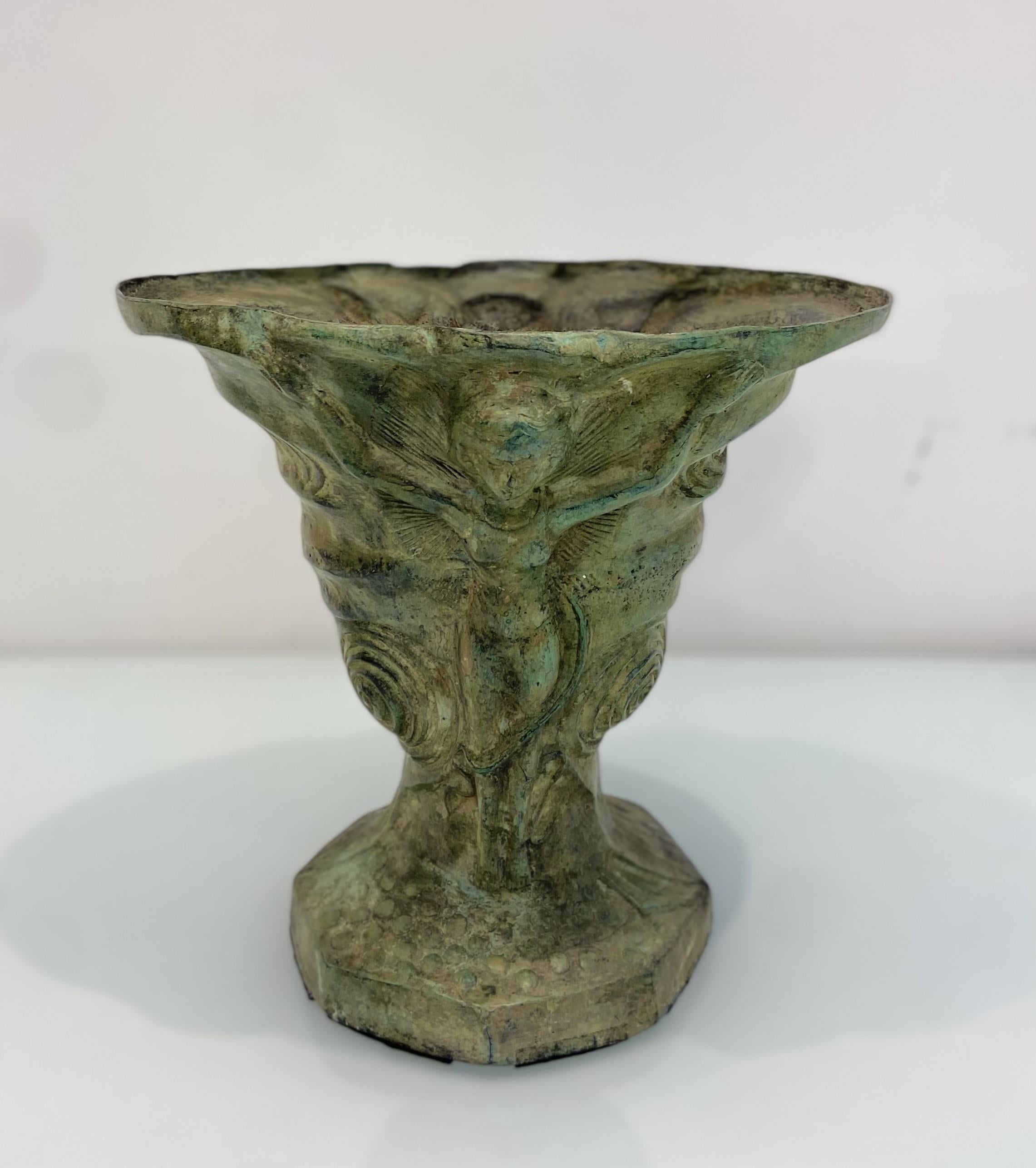 Rara urna / jardinera clásica indonesia antigua de metal con dos figuras femeninas a cada lado. Con una pátina natural por el paso del tiempo, tiene carácter y encanto. 

Adecuado tanto para uso interior como exterior.

Hay dos disponibles.