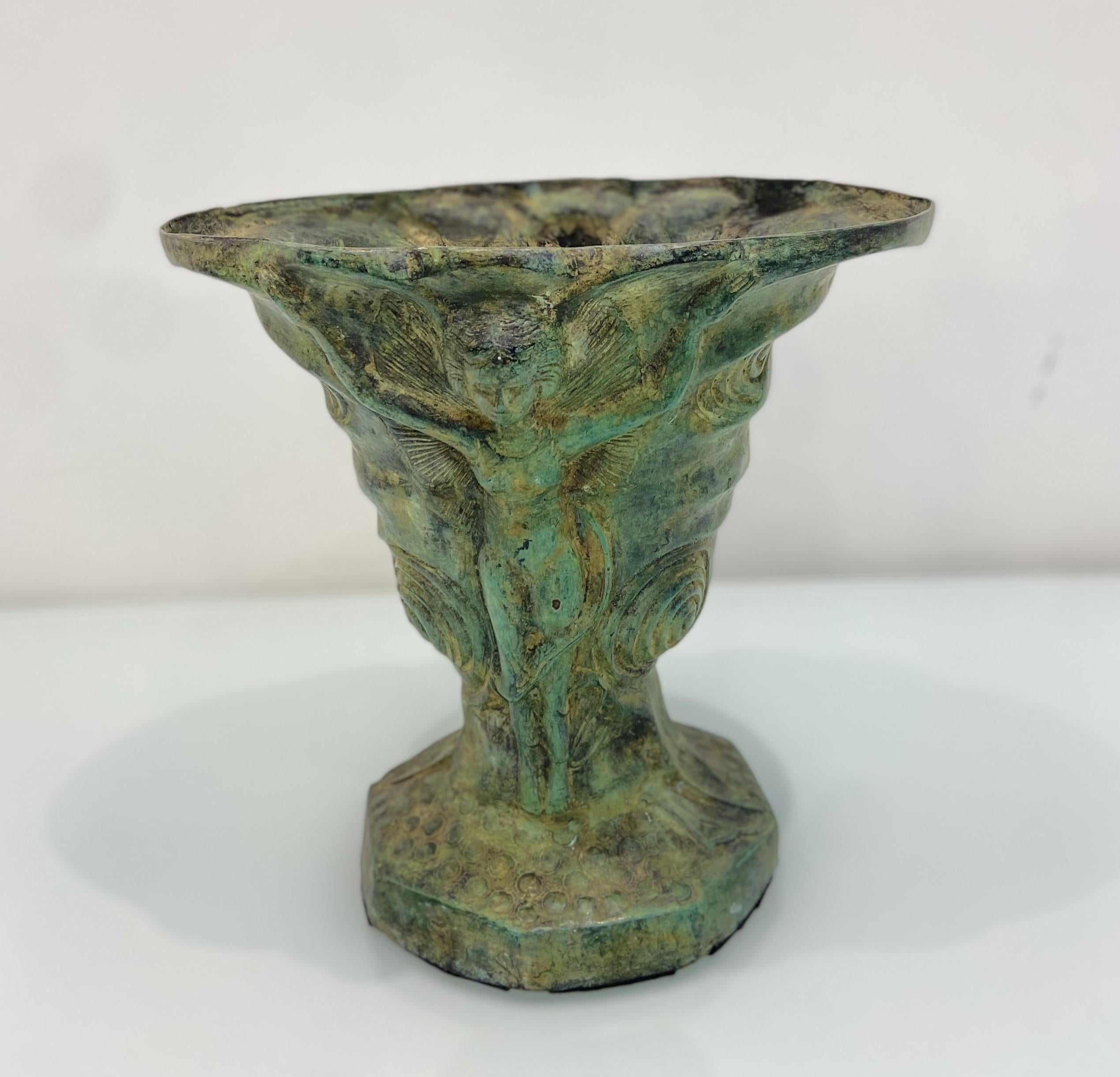 Urna / Jardinera cónica de metal patinado indonesio antiguo Indonesio en venta