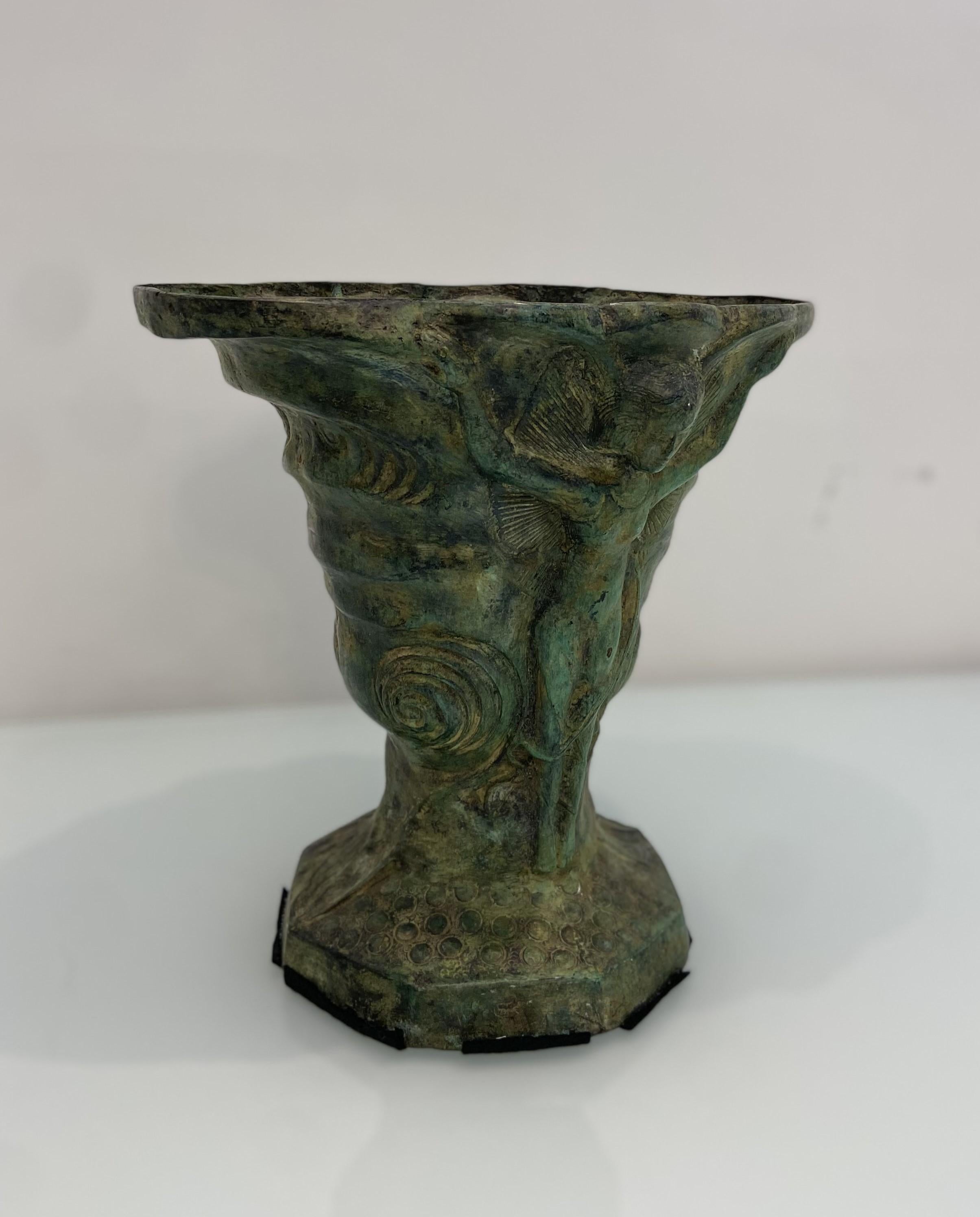 Urna / Jardinera cónica de metal patinado indonesio antiguo en Bueno estado para la venta en London, GB