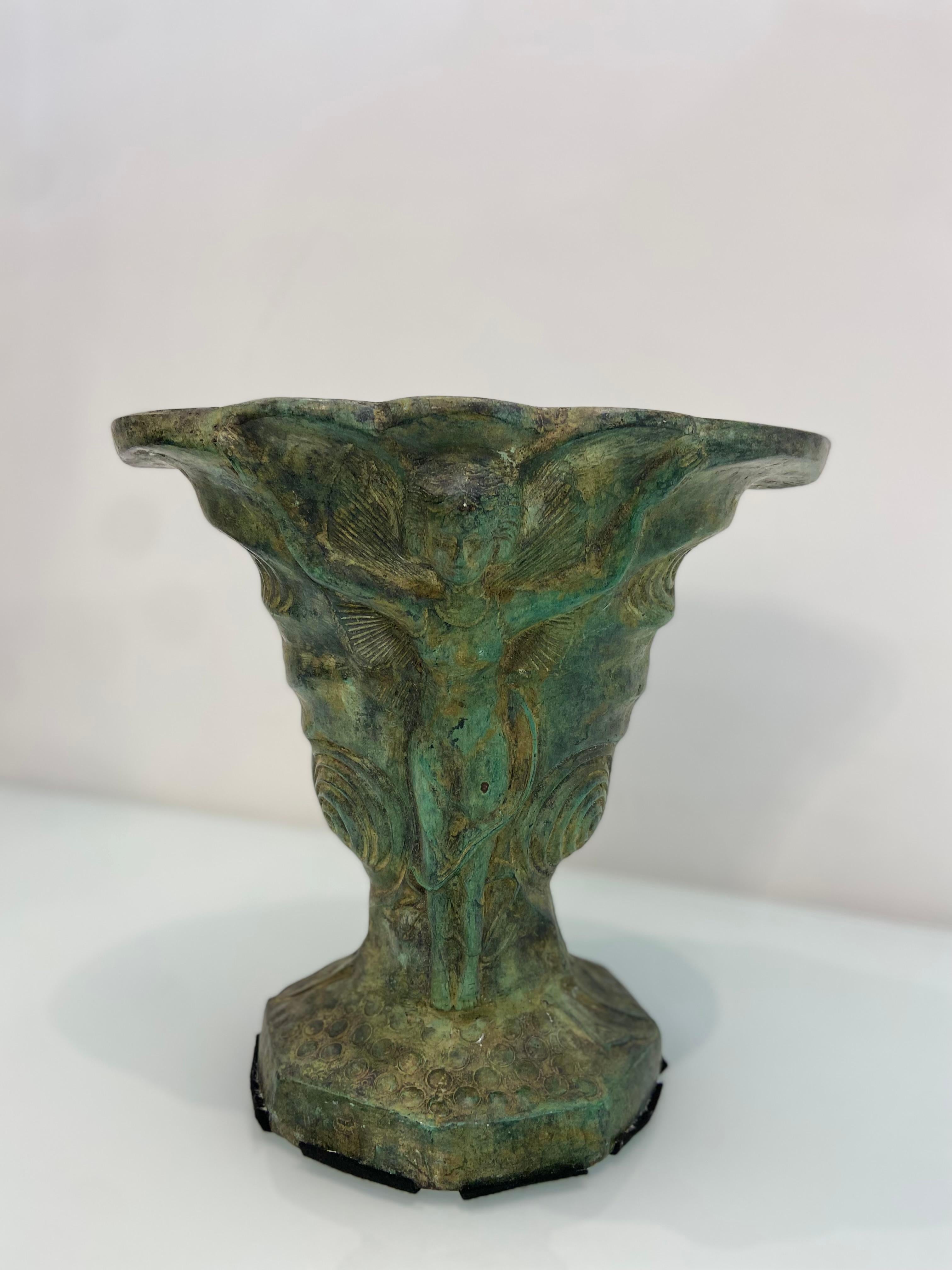 Urna / Jardinera cónica de metal patinado indonesio antiguo mediados del siglo XX en venta