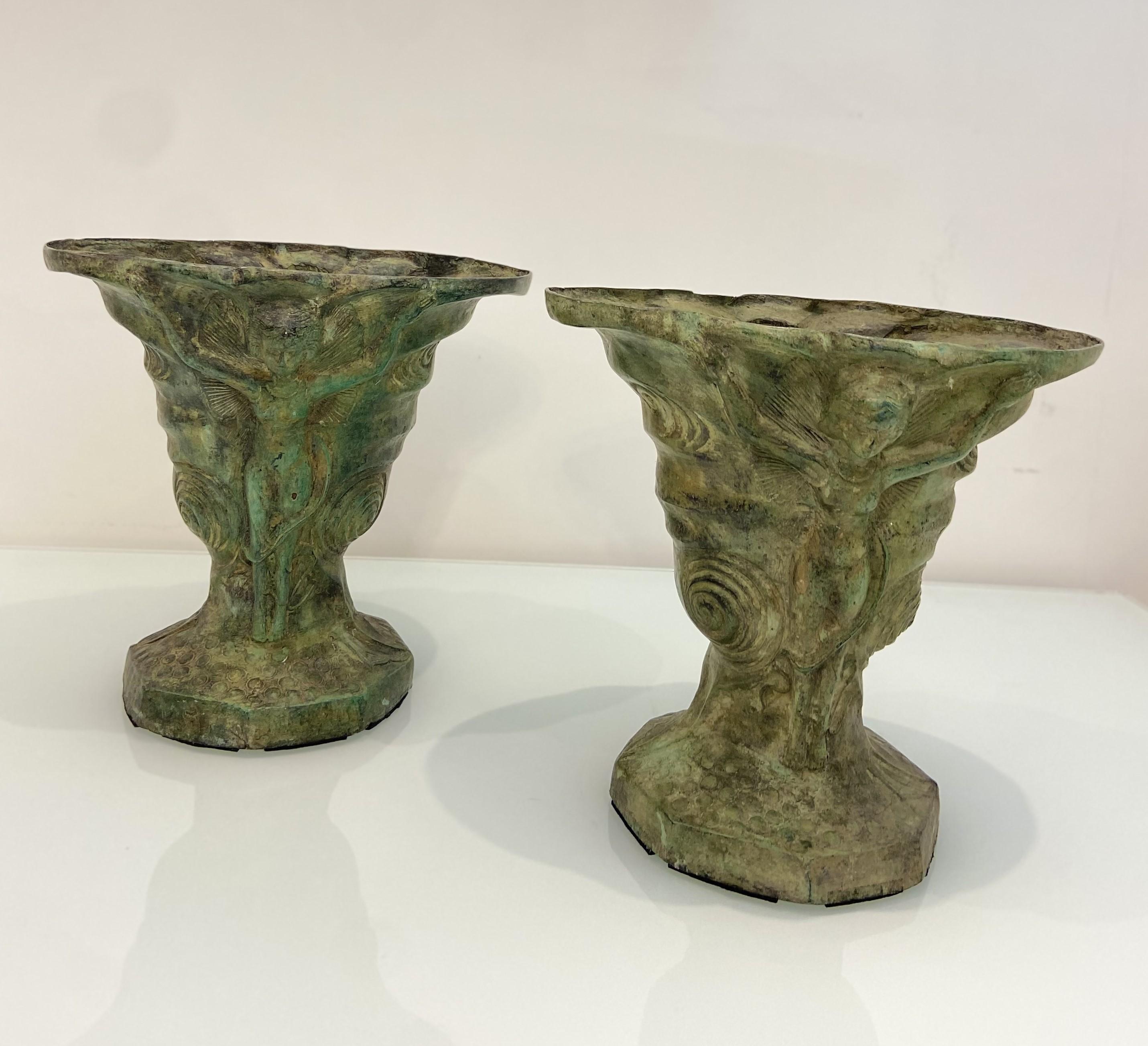 Urna / Jardinera cónica de metal patinado indonesio antiguo en venta 1