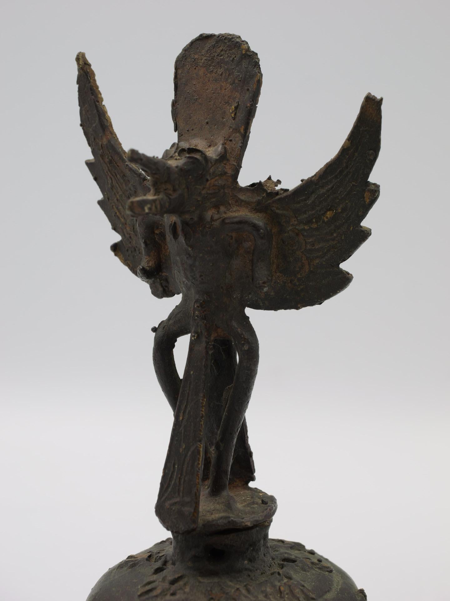 Diese antike indonesische Garuda-Messingglocke ist ein wirklich außergewöhnliches Stück, das die Pracht und Symbolik des mythischen Garuda-Vogels in der indonesischen Kultur verkörpert. Diese Glocke ist mit exquisiter Handwerkskunst gefertigt und