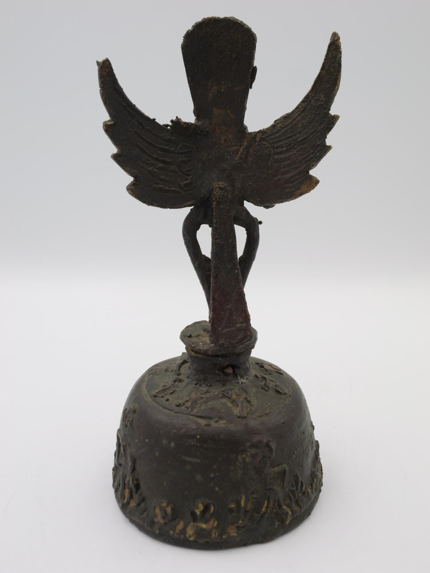 Antique Indonesian Garuda brass bell  In Good Condition For Sale In Chonburi, TH