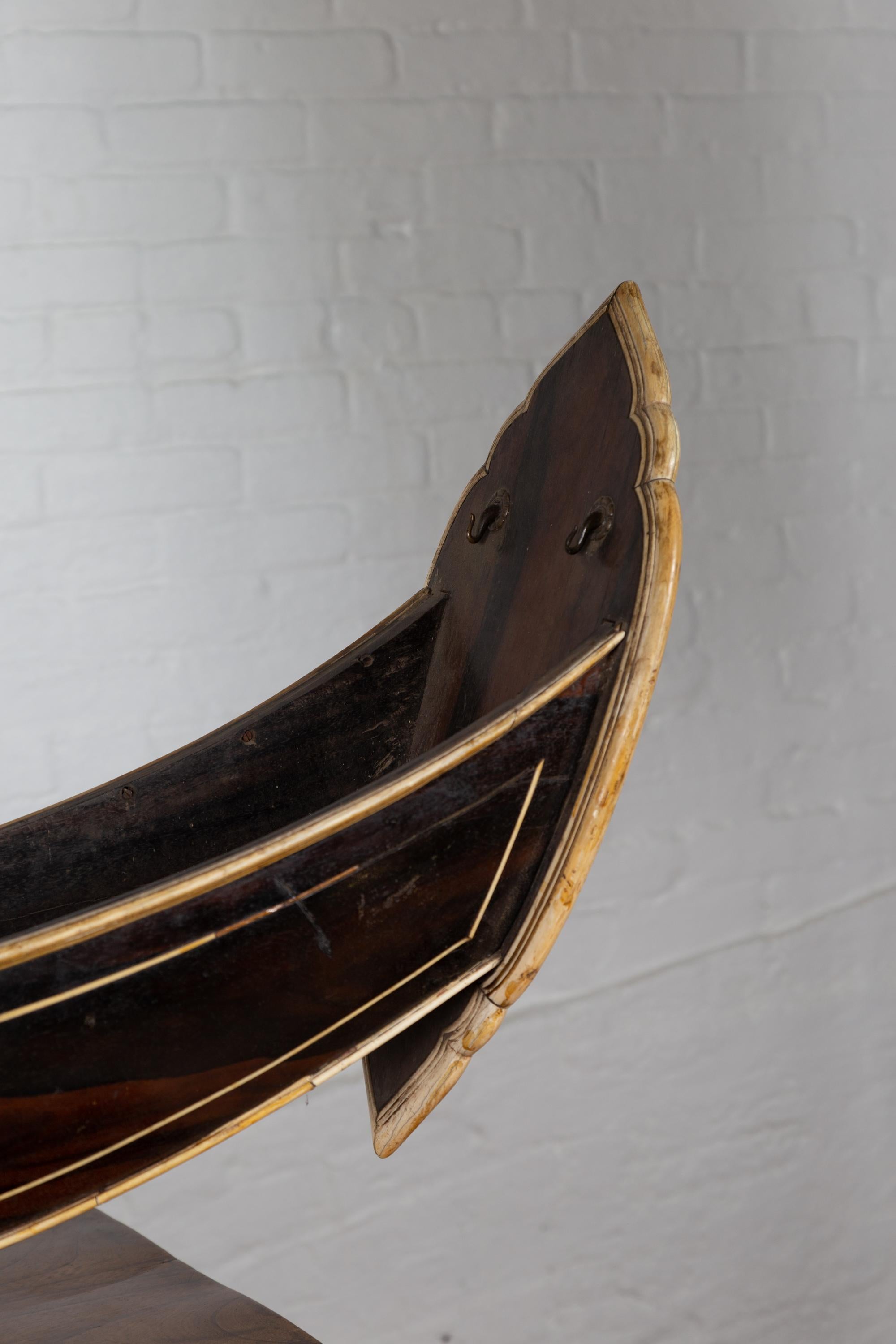 Indonésien Modèle de bateau indonésien ancien fabriqué à la main sur piédestal avec incrustation d'os sur bois en vente