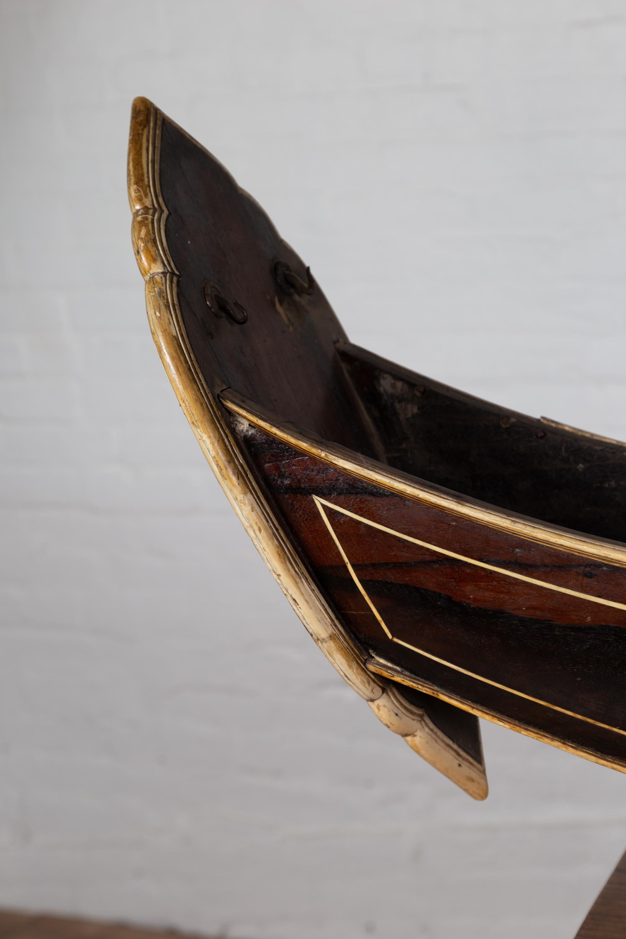 Modèle de bateau indonésien ancien fabriqué à la main sur piédestal avec incrustation d'os sur bois Bon état - En vente à Yonkers, NY