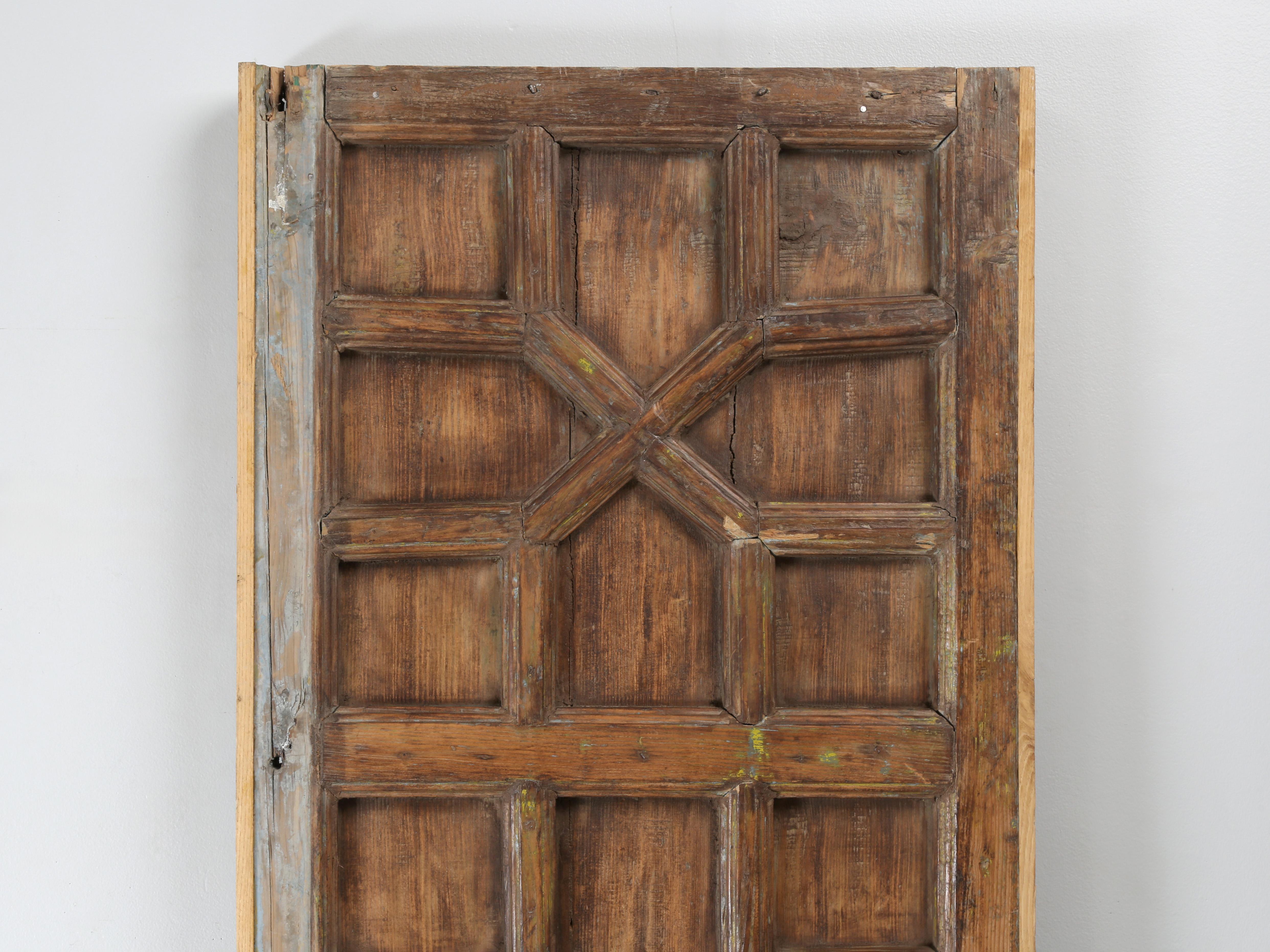 Remarquable porte indonésienne ancienne à 4 panneaux avec un motif géométrique unique et intéressant. Il pourrait être transformé en une superbe tête de lit ou en une sorte de table, peut-être une table basse ou une table de canapé ? En option,