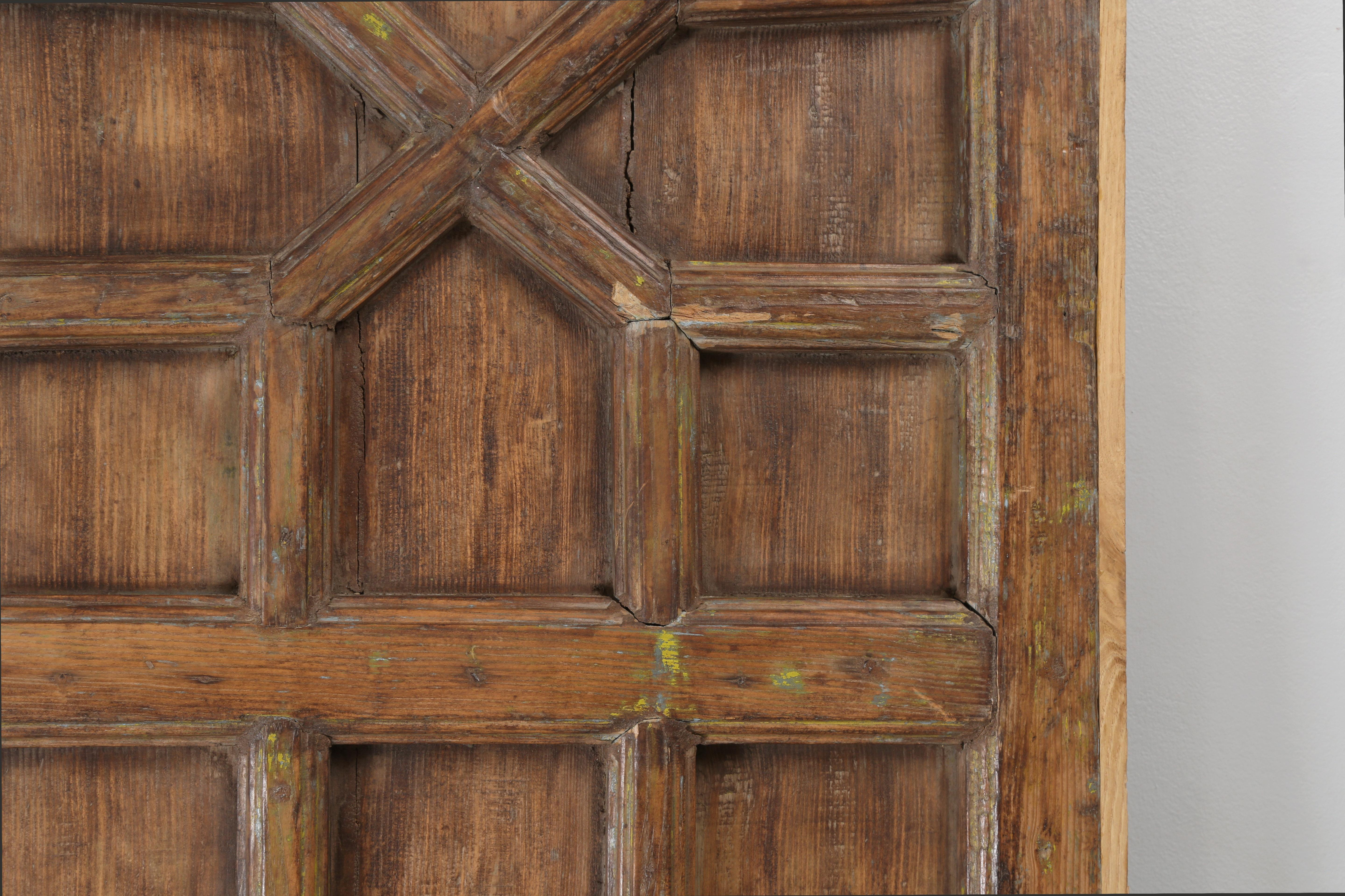 Sculpté Ancienne porte à 4 panneaux en bois dur indonésien Peut être transformée en plateau de table ou en tête de lit en vente