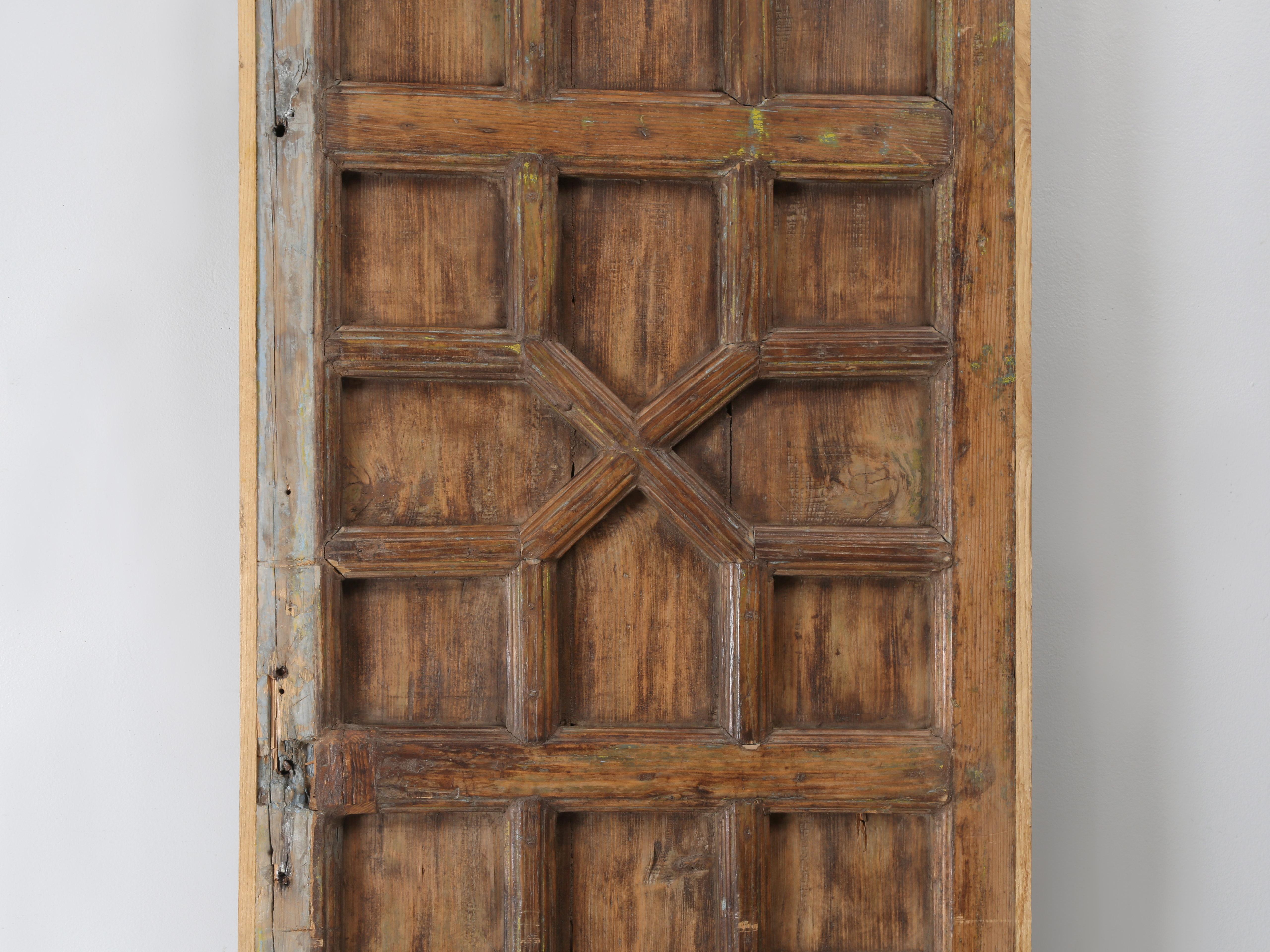 Ancienne porte à 4 panneaux en bois dur indonésien Peut être transformée en plateau de table ou en tête de lit Bon état - En vente à Chicago, IL