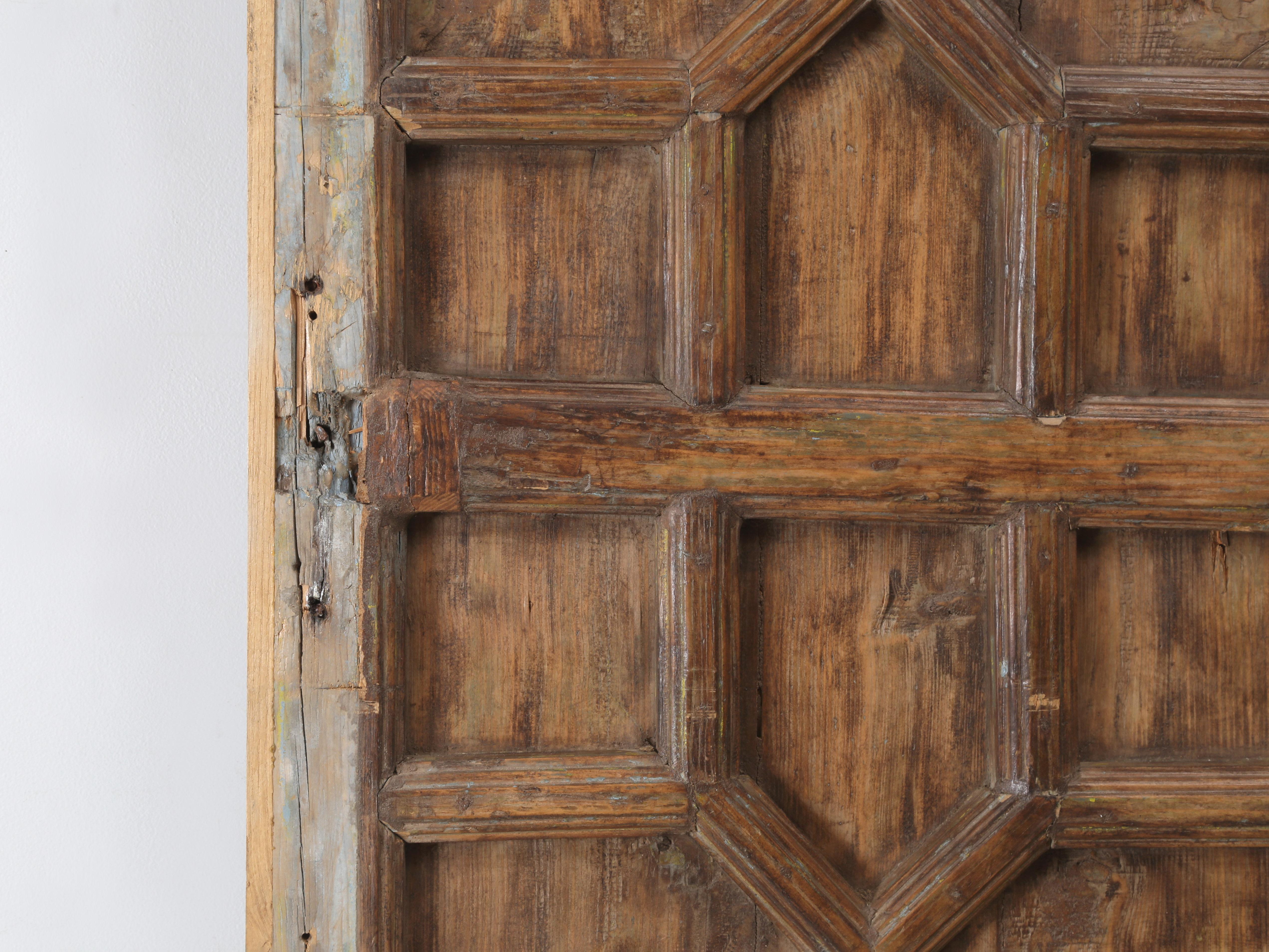 XIXe siècle Ancienne porte à 4 panneaux en bois dur indonésien Peut être transformée en plateau de table ou en tête de lit en vente