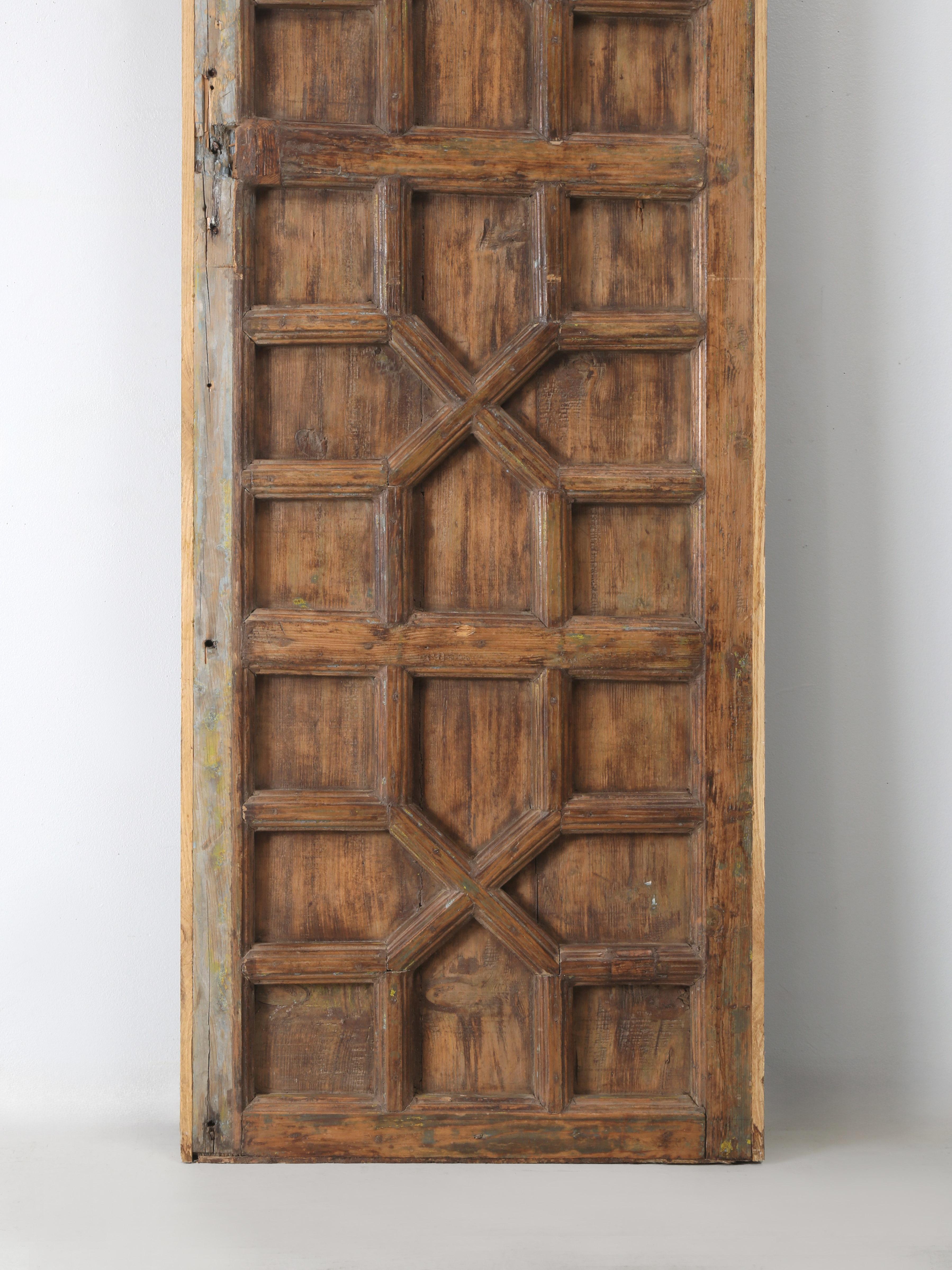 Bois de feuillus Ancienne porte à 4 panneaux en bois dur indonésien Peut être transformée en plateau de table ou en tête de lit en vente