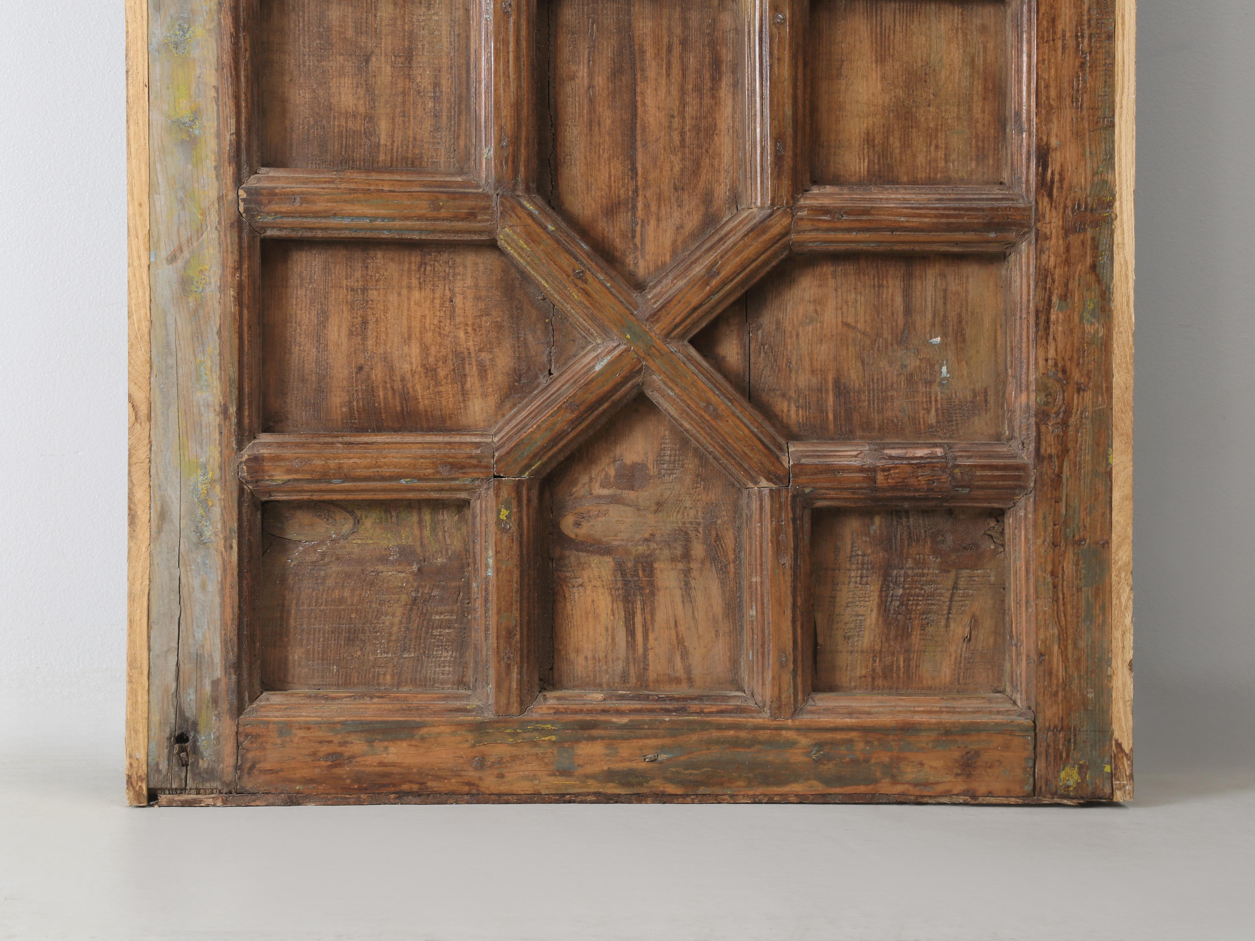 Ancienne porte à 4 panneaux en bois dur indonésien Peut être transformée en plateau de table ou en tête de lit en vente 1