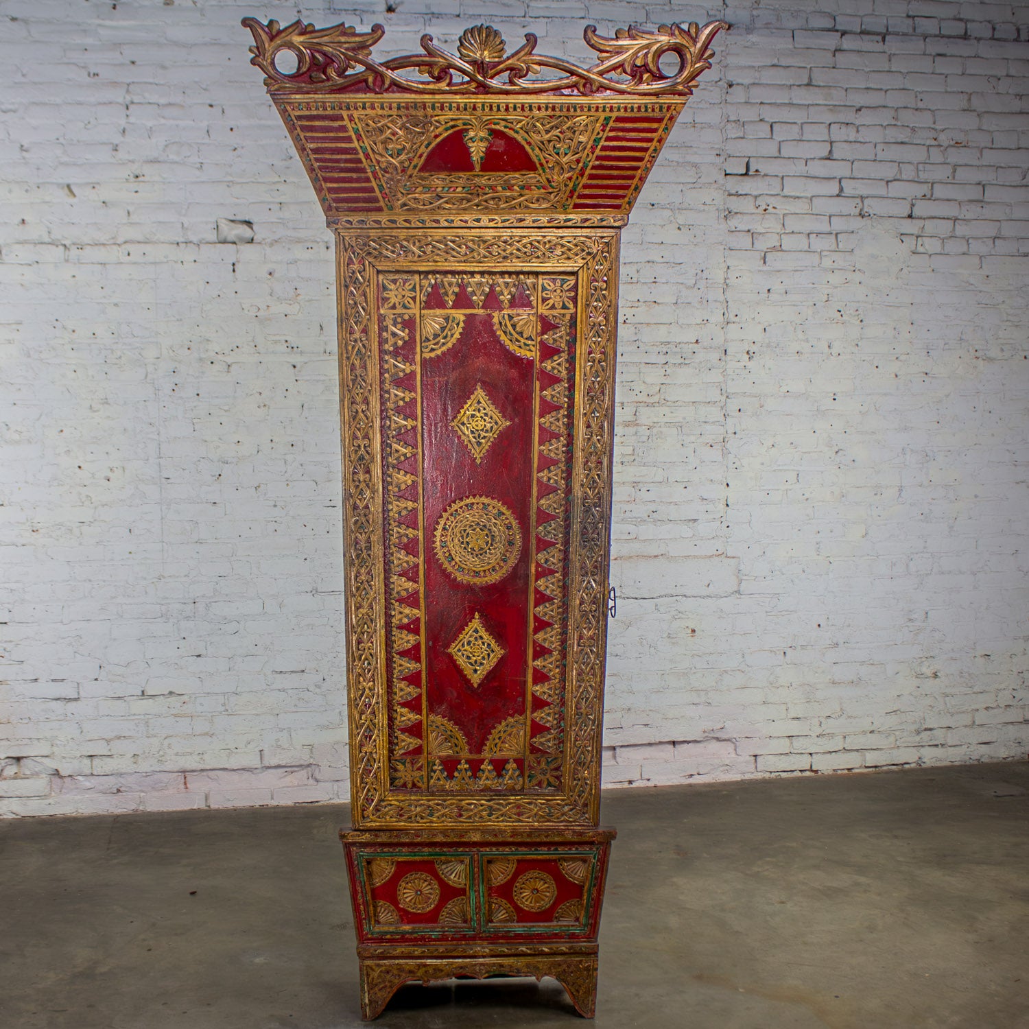 Magnifico mobile alto o cassettone d'epoca indonesiano Maduran rosso dipinto a mano e dorato. In ottime condizioni, tenendo presente che si tratta di un prodotto vintage e non nuovo, quindi presenta segni di utilizzo e usura anche se è stato