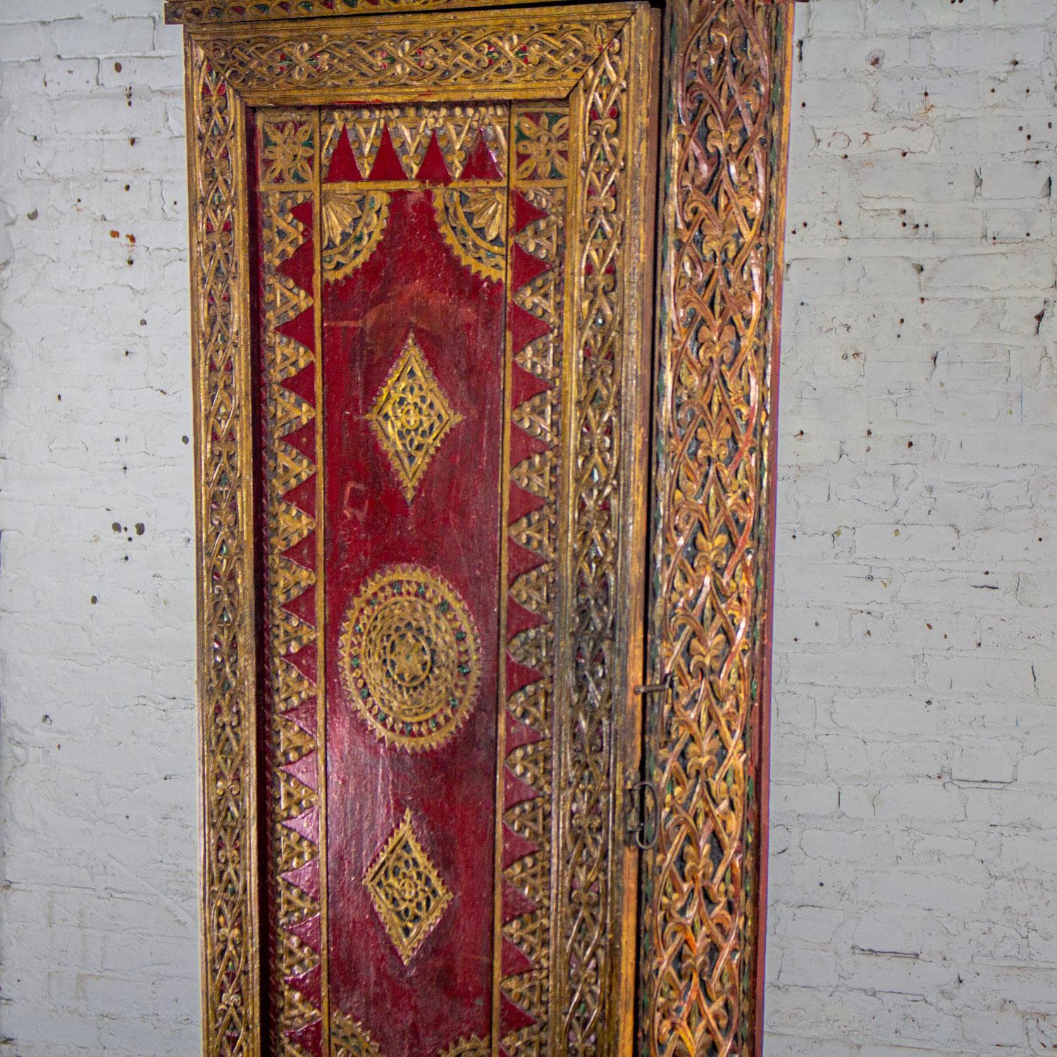 Legno Antico mobile alto o cassettone indonesiano Maduran dipinto di rosso e dorato in vendita