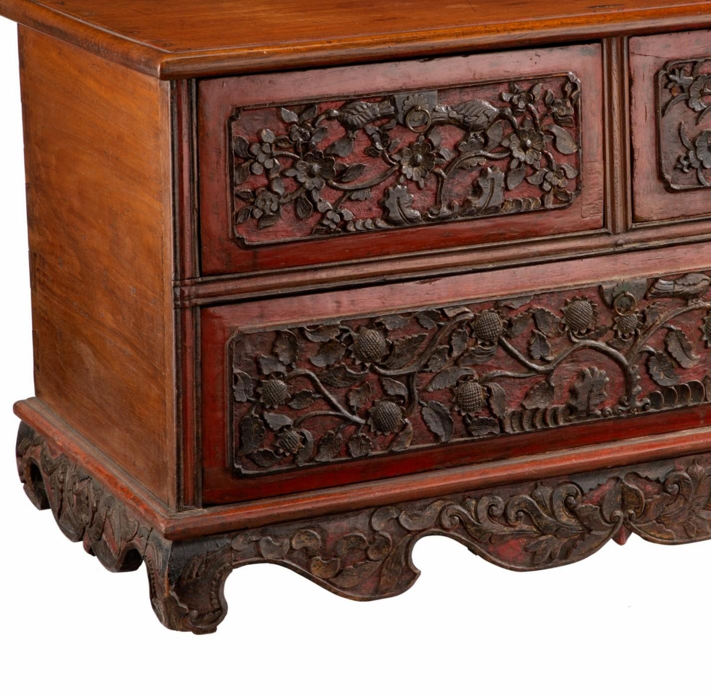 Un charmant coffre de mariage ancien en bois sculpté à la main et orné de fleurs indonésiennes. 

Fabriqué à la main en Indonésie au début du XXe siècle, probablement sur l'île de Madura ou de Java, ce coffre caractéristique présente un plateau