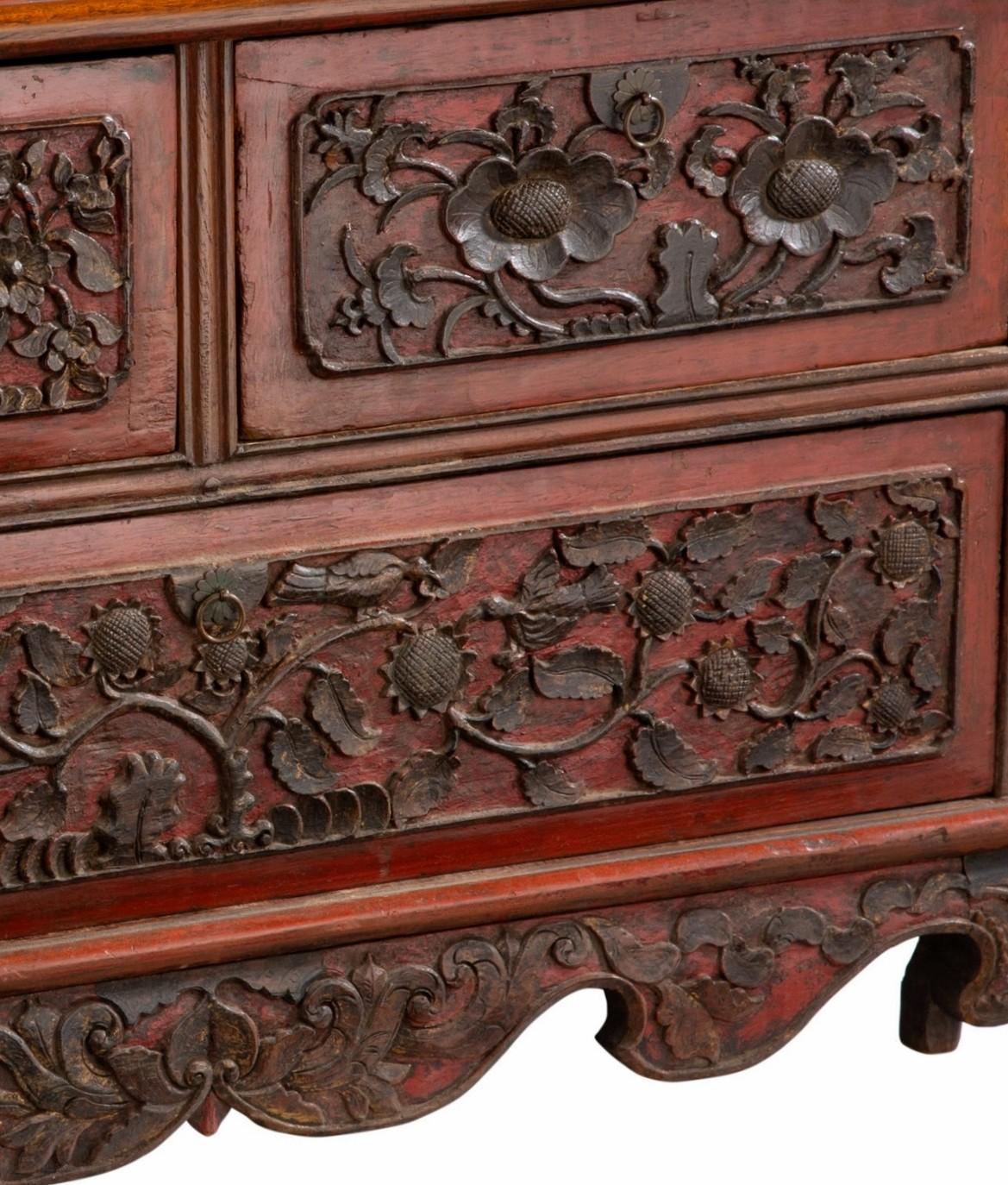 Chinoiseries Ancienne commode indonésienne Madurese Javanese Chinoiserie en bois sculpté laqué rouge en vente