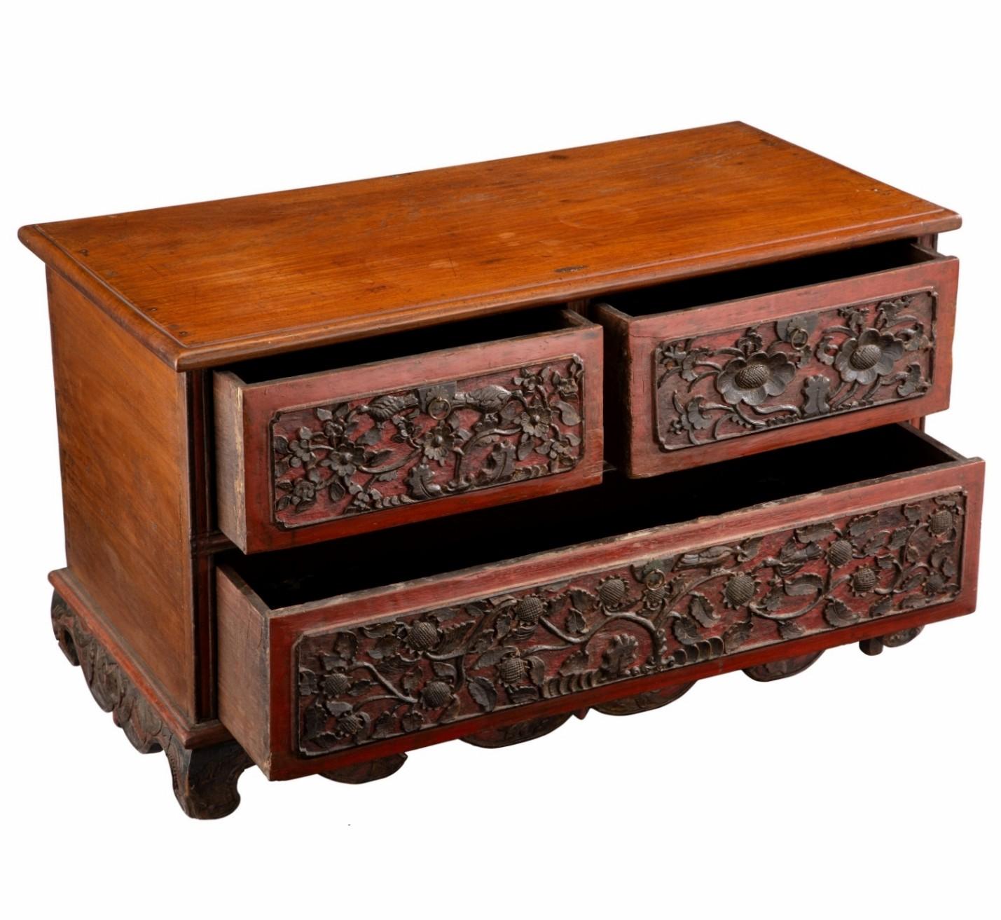 Sud-asiatique Ancienne commode indonésienne Madurese Javanese Chinoiserie en bois sculpté laqué rouge en vente