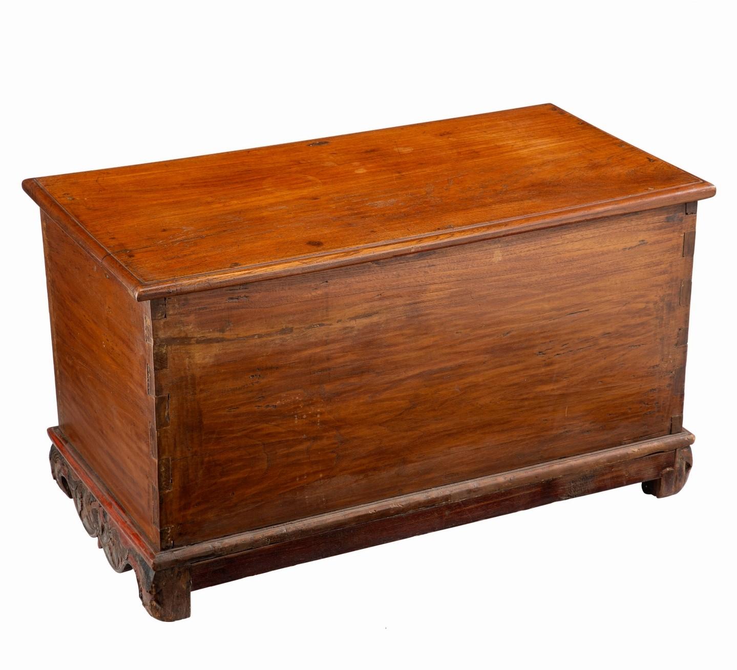 Sculpté à la main Ancienne commode indonésienne Madurese Javanese Chinoiserie en bois sculpté laqué rouge en vente