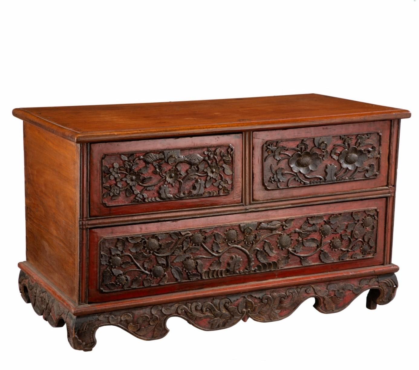 20ième siècle Ancienne commode indonésienne Madurese Javanese Chinoiserie en bois sculpté laqué rouge en vente