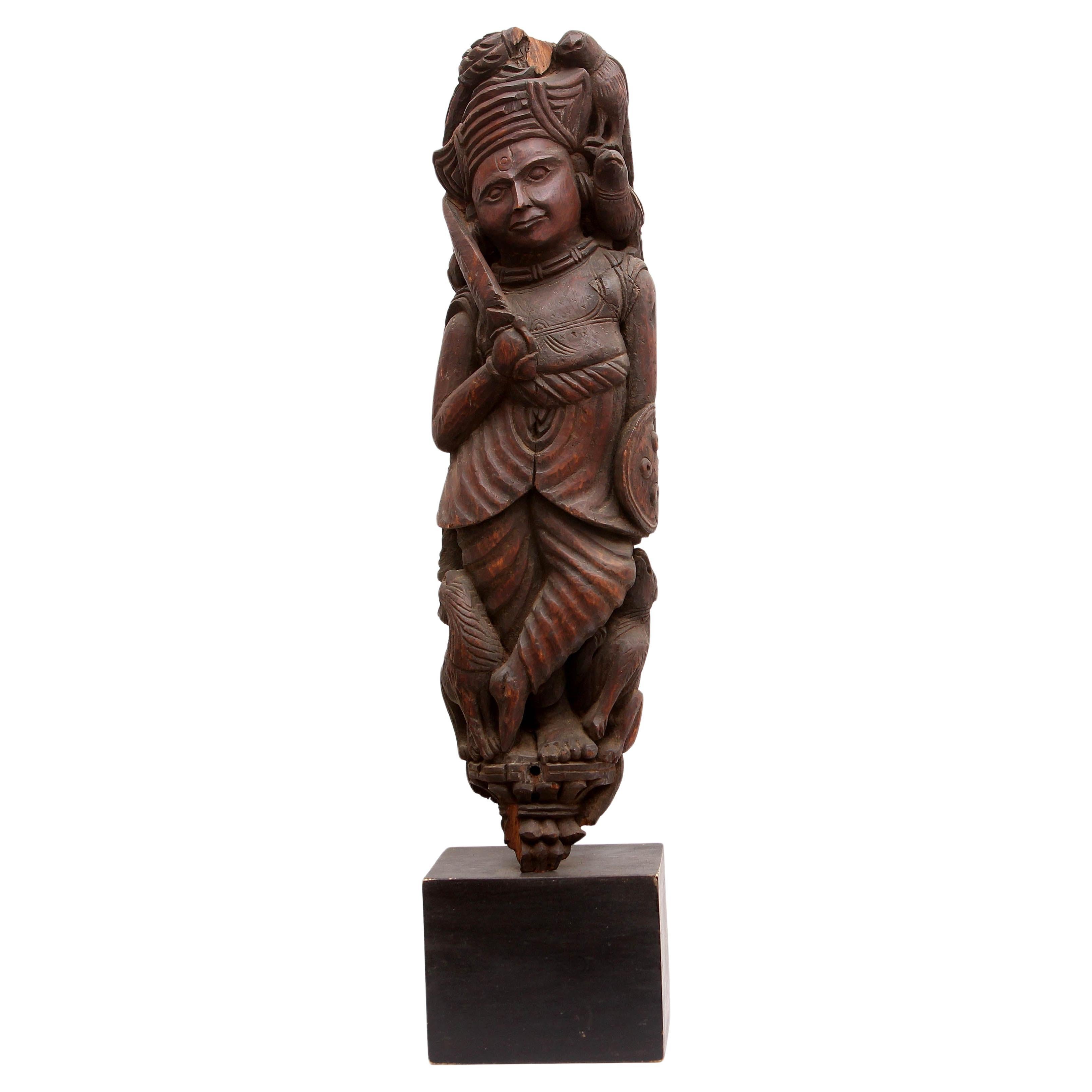 Escultura exótica de teca tallada. El centinela con la espada desenvainada. Artefacto arquitectónico del siglo XIX.