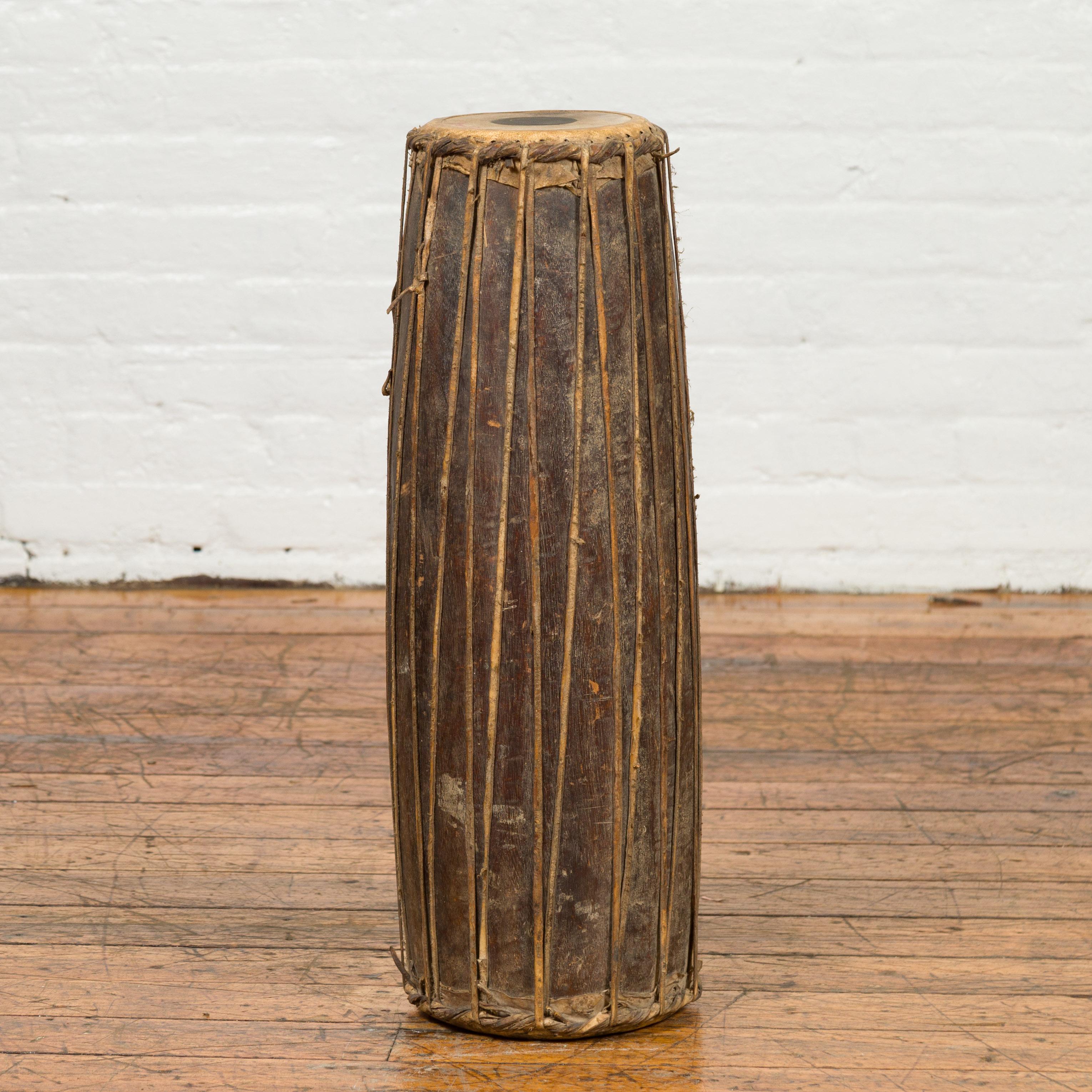 Tambor Escultural Folk Antiguo de Madera con Parche de Cuero Arte popular en venta