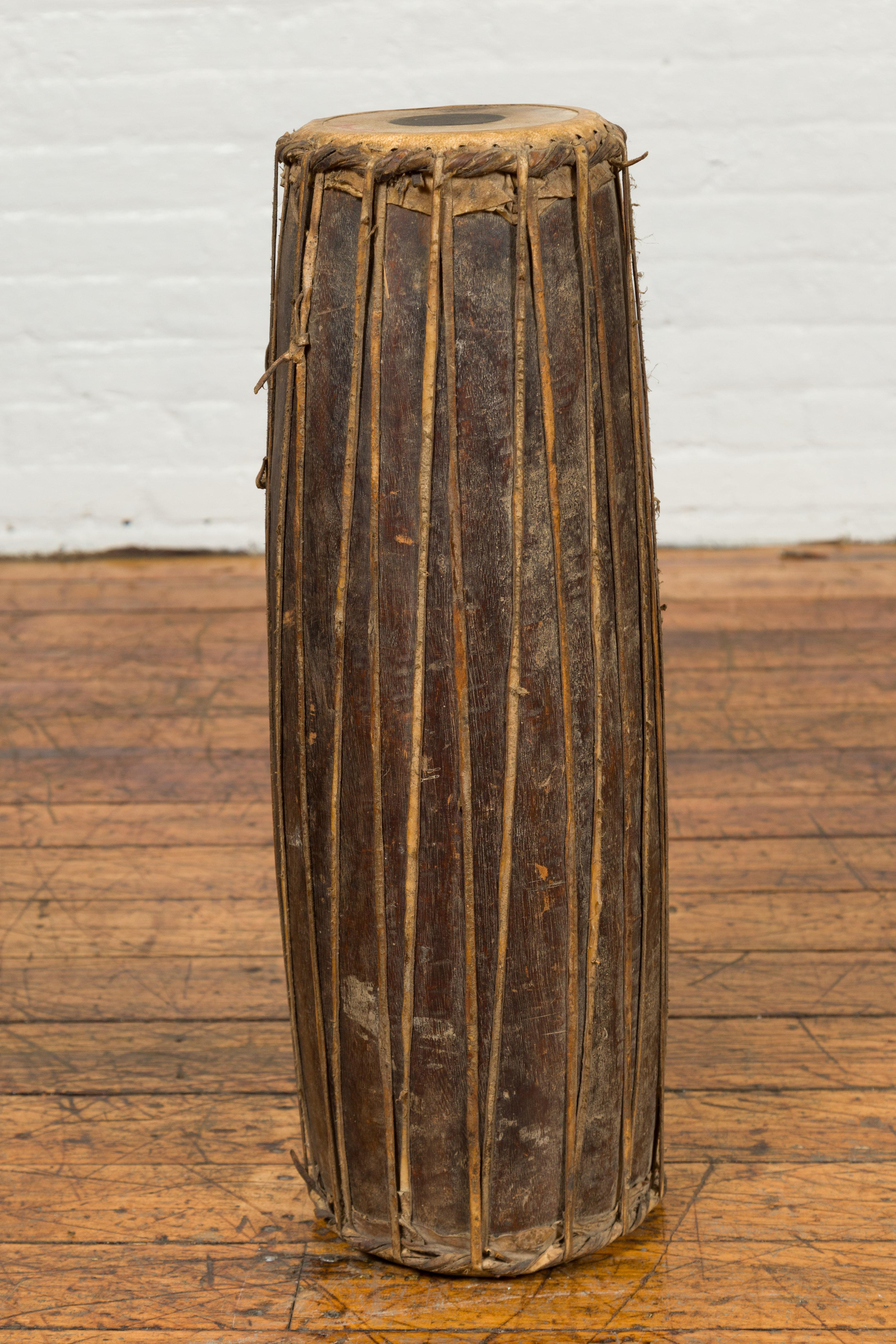 Tambor Escultural Folk Antiguo de Madera con Parche de Cuero siglo XIX en venta