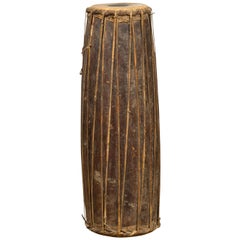 Tambour en bois indonésien élancé et autoportant antique avec tête de tambour en cuir
