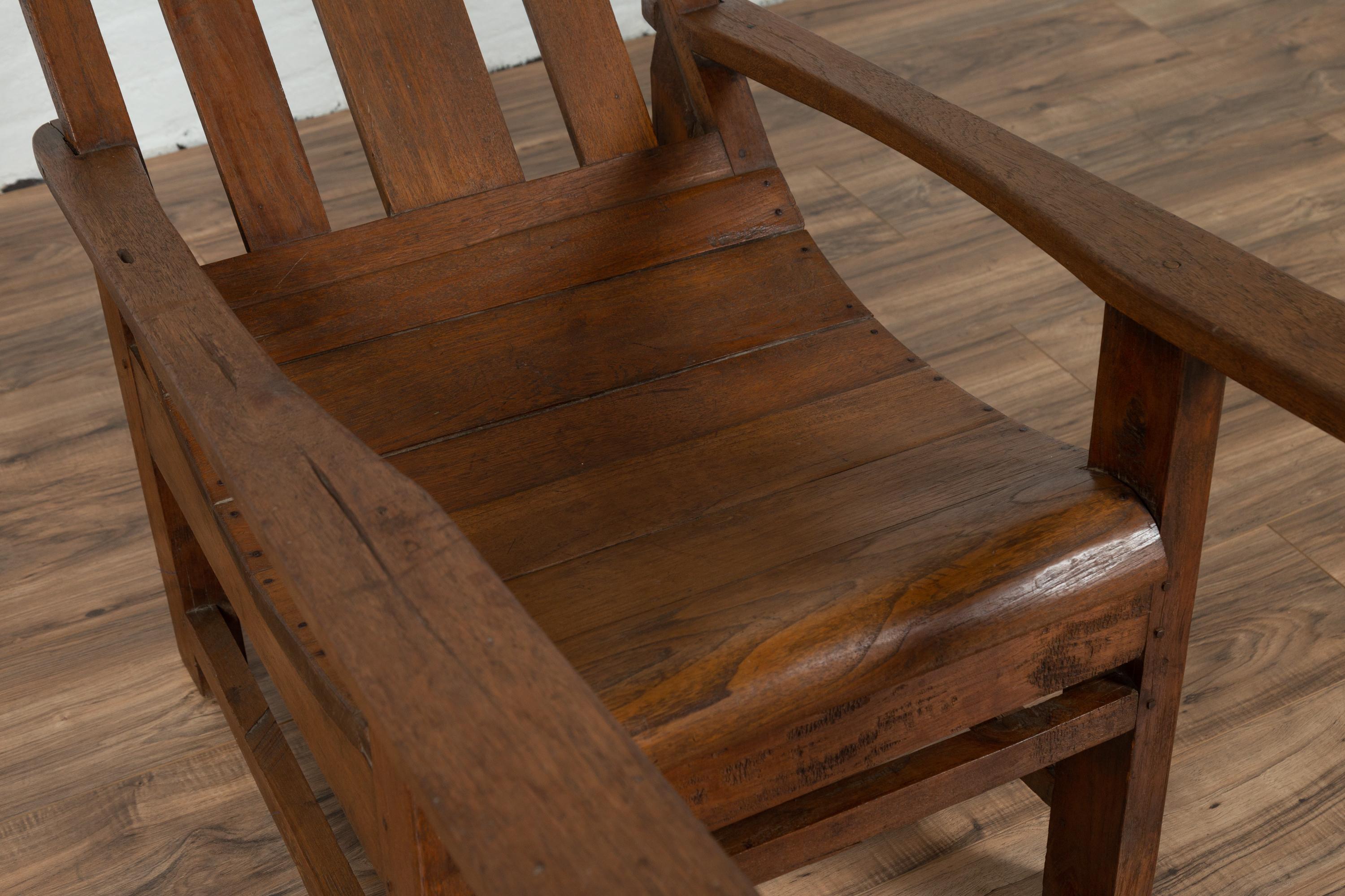 Antiker indonesischer Teakholz Plantation Lounge Stuhl aus Madura mit schräger Rückenlehne (Niederländisch Kolonial) im Angebot