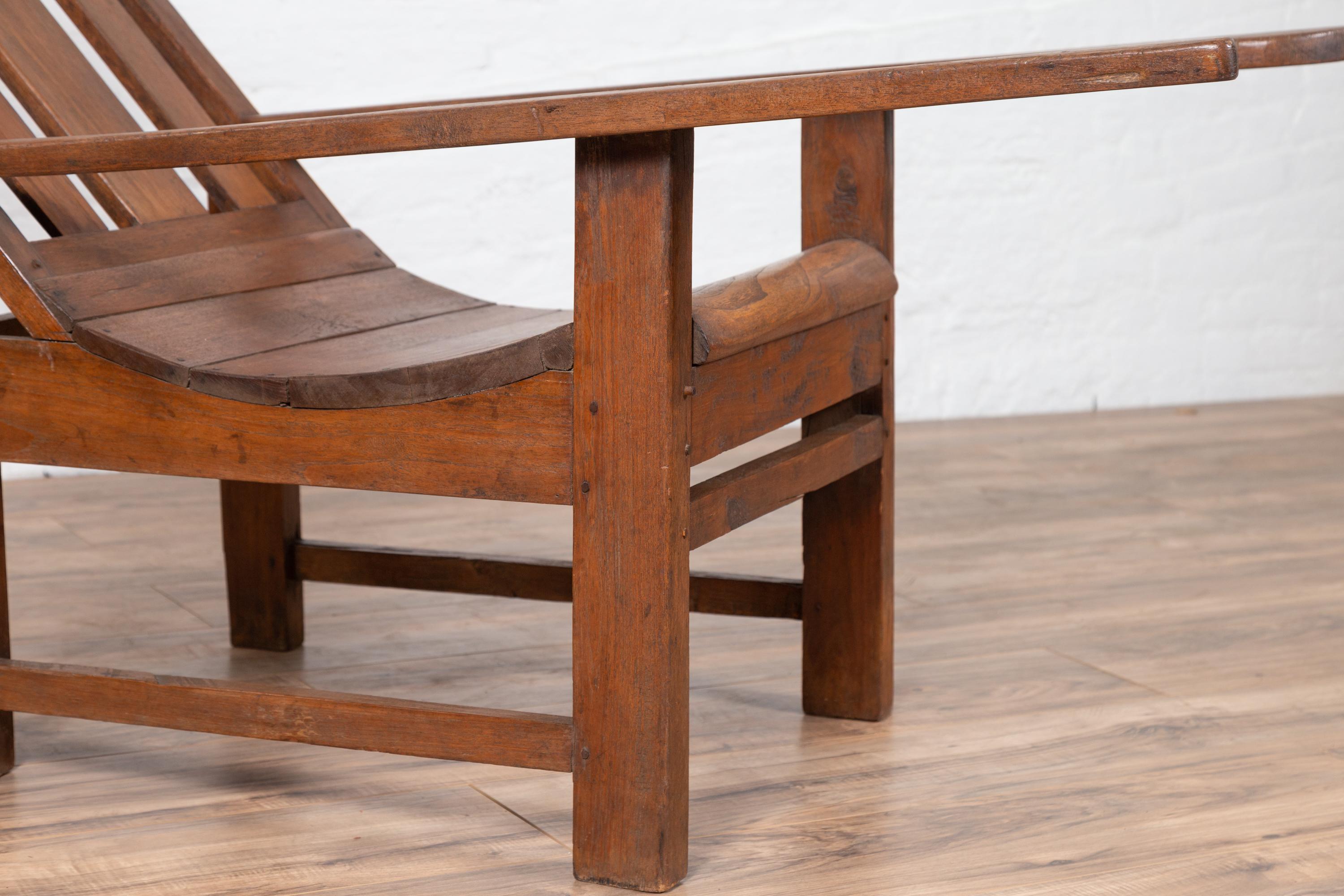Colonial hollandais Ancienne chaise longue de Plantation en teck indonésien de Madura avec dossier incliné en vente