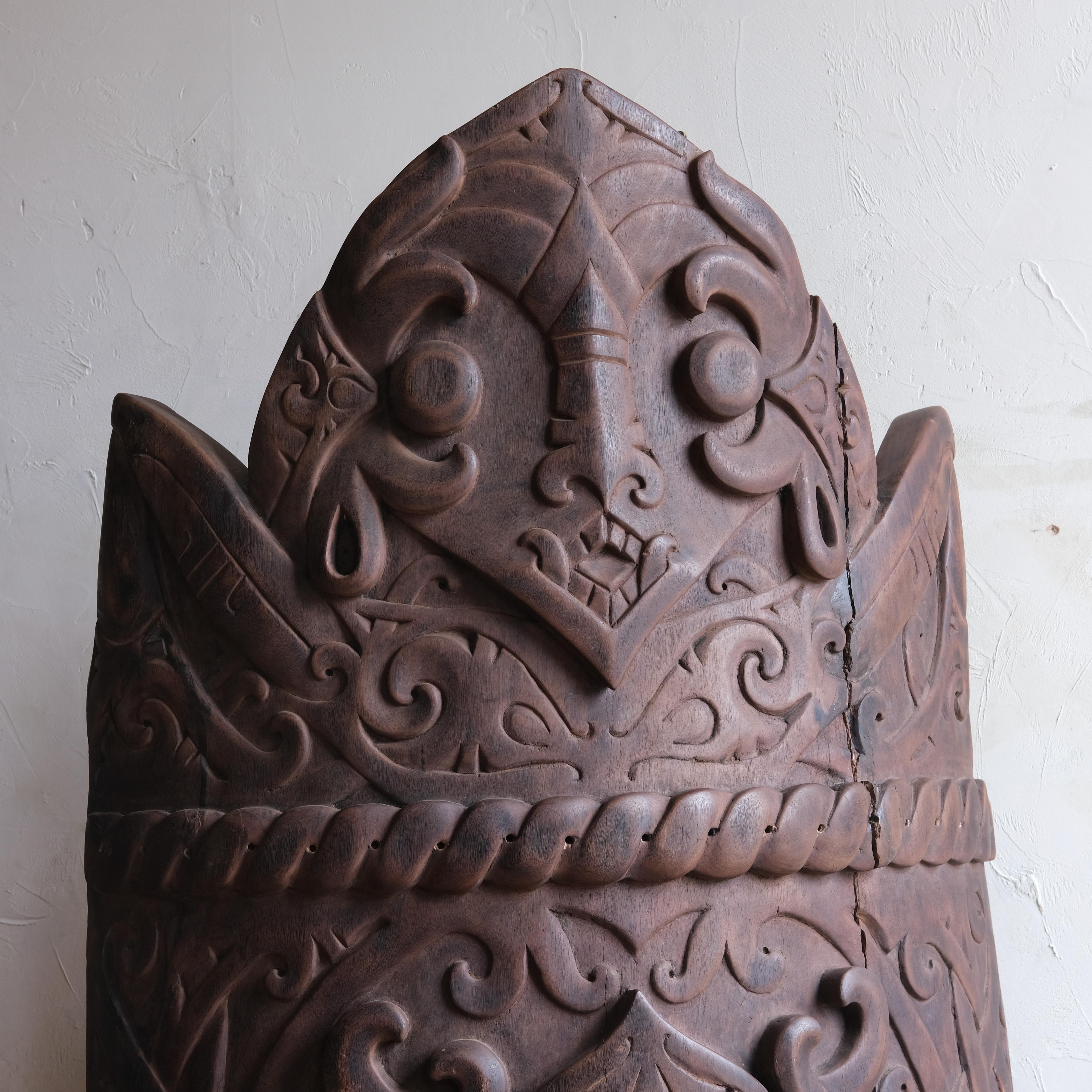 Antik Indonesisch Stammes geschnitzt Funerary Board im Zustand „Relativ gut“ im Angebot in Batley, GB