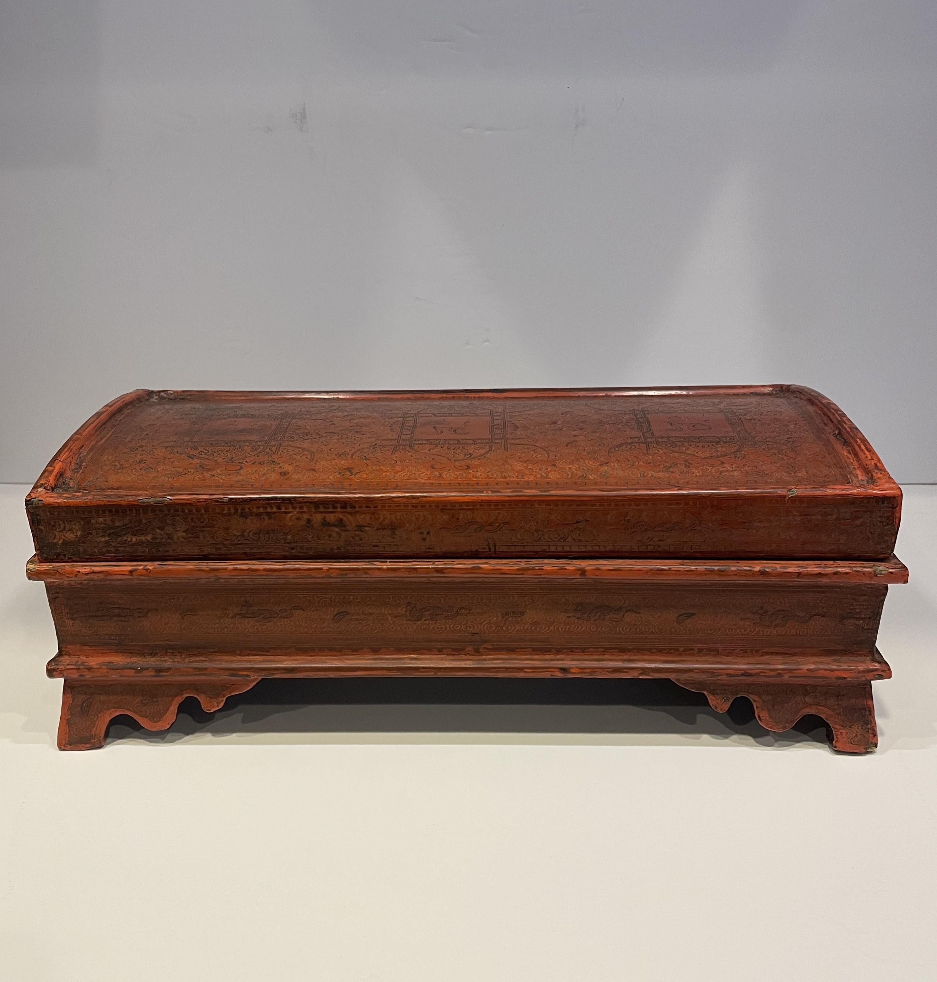 Boîte ancienne en bois peint à la main et laqué avec plateau amovible, originaire d'Indonésie. Les compartiments intérieurs sont largement dimensionnés. Il y a quelques petits endroits où la peinture s'est détachée pour révéler le bois, ce qui