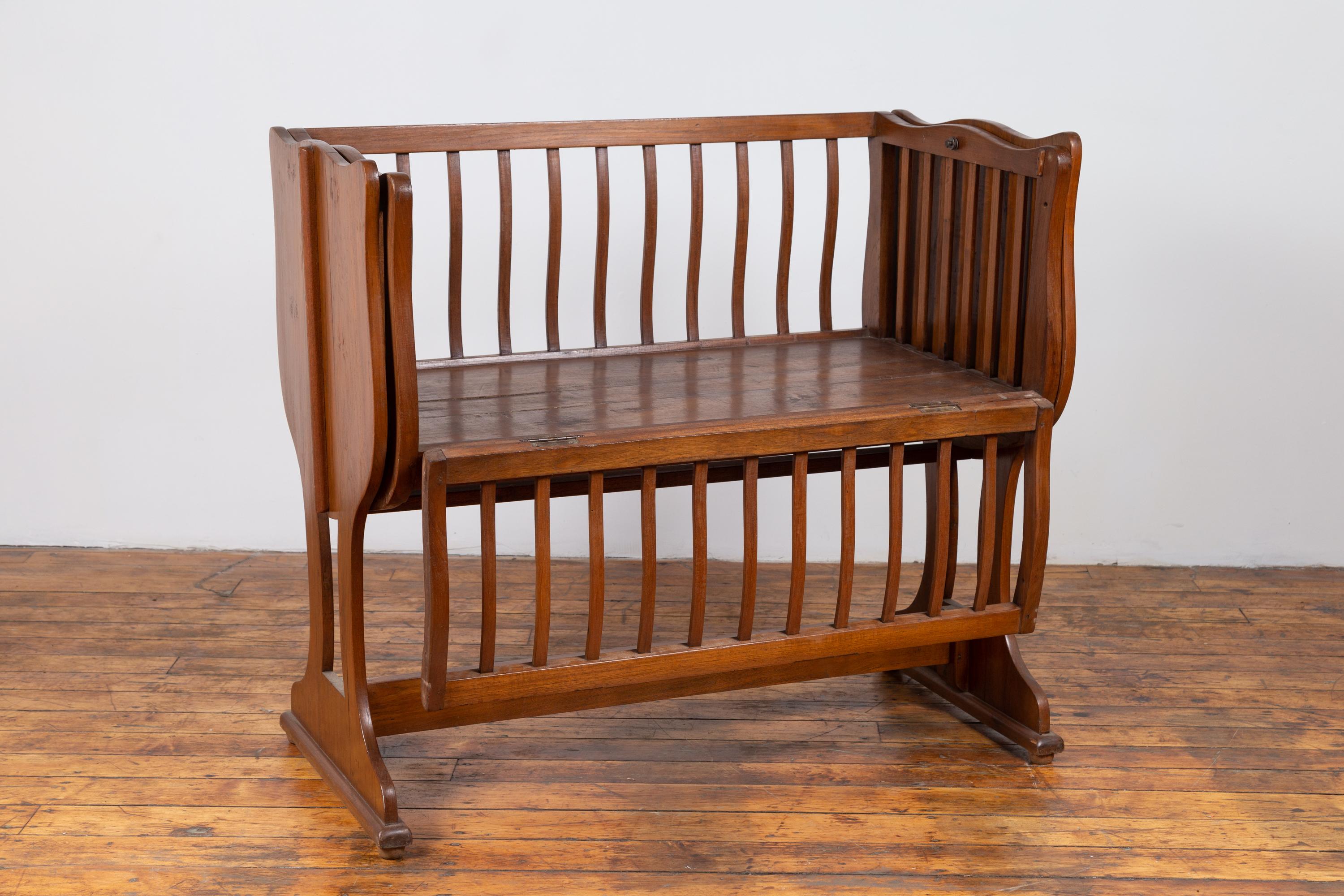 Antike Indonesische Holz-Baby Cradle-Schöpfkelle aus Holz, die sich in einen Loveseat verwandelt (20. Jahrhundert) im Angebot