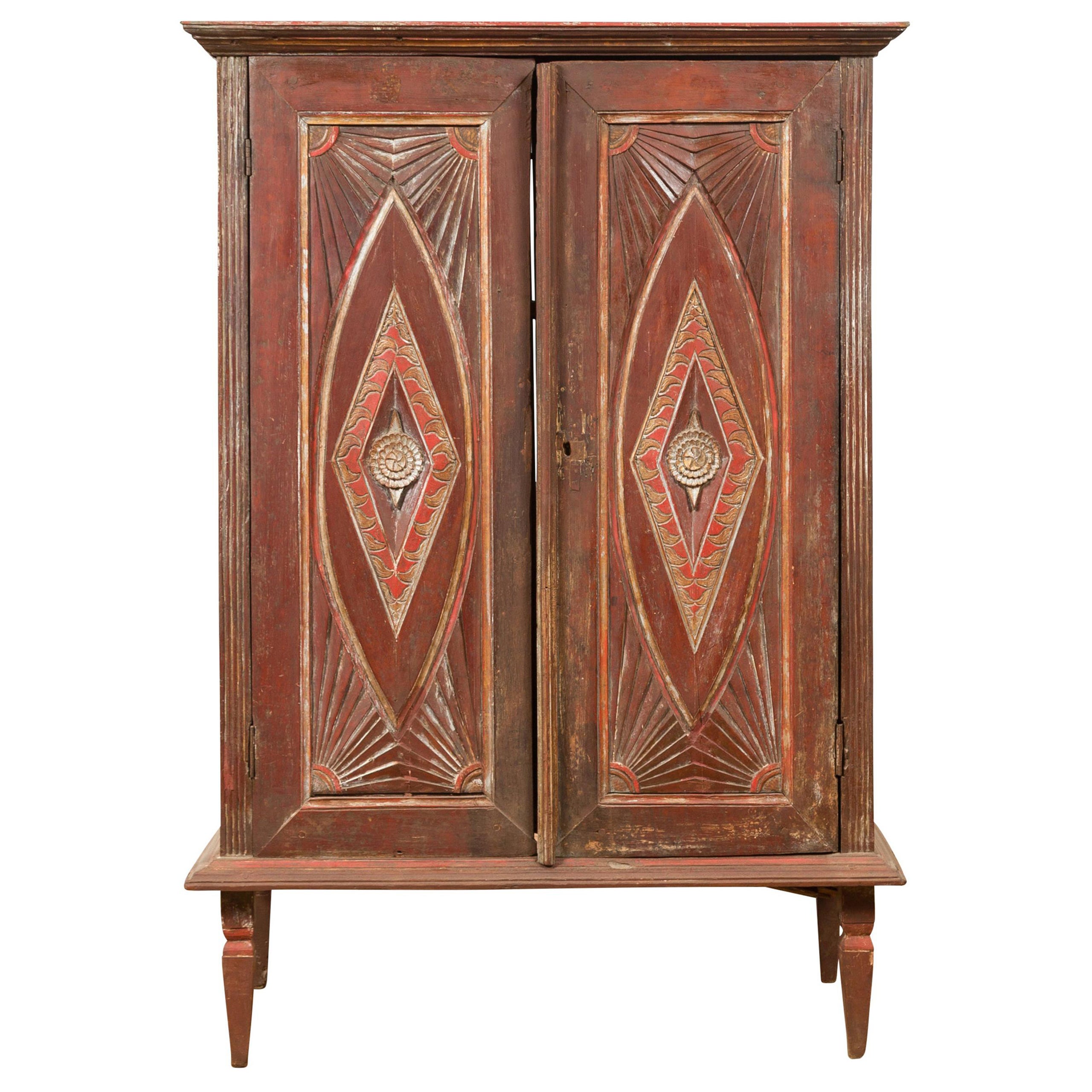 Cabinet ancien en bois indonésien avec motifs géométriques sculptés et peints