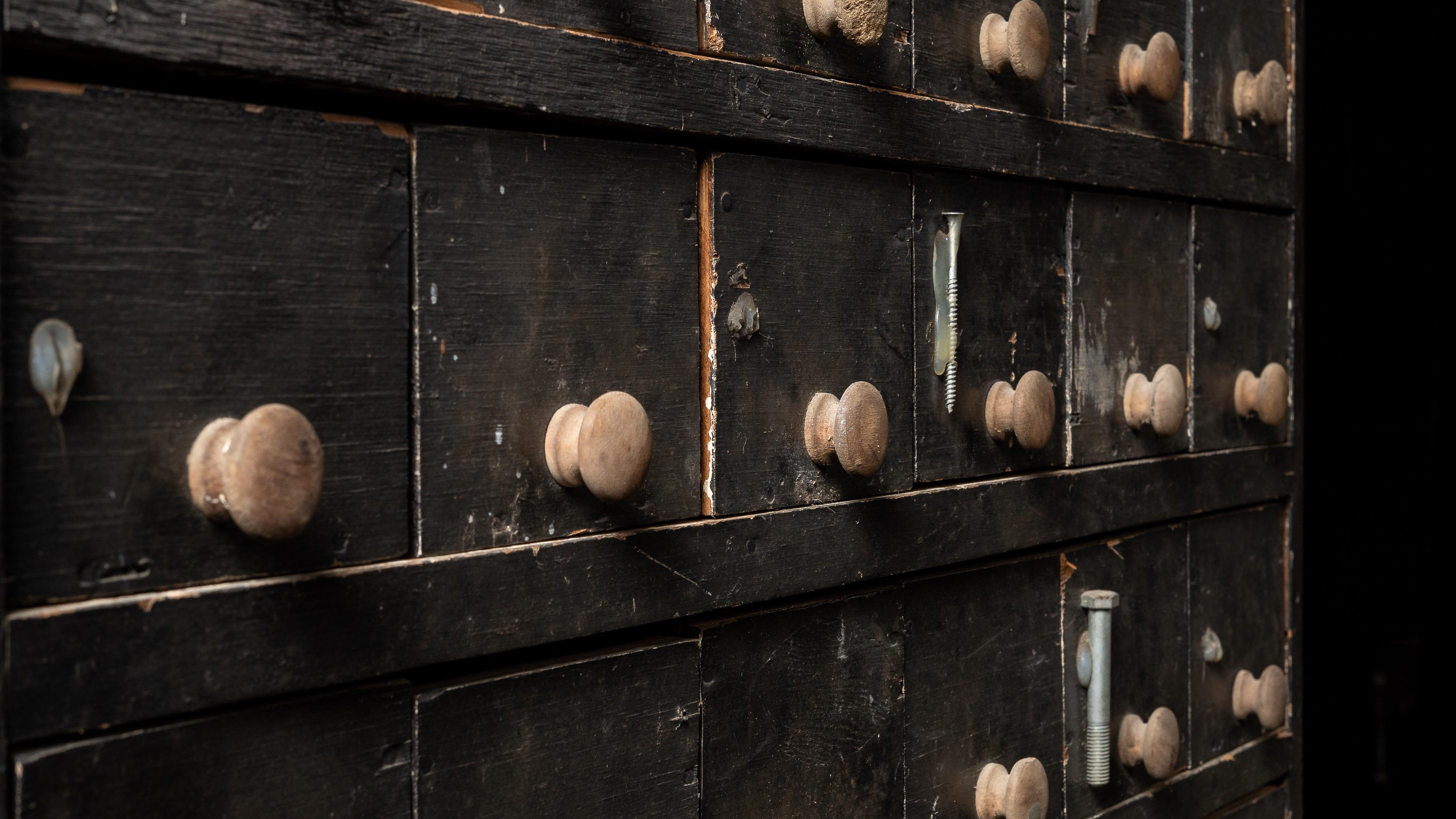Américain Ancienne armoire de magasin industrielle à 90 tiroirs en vente