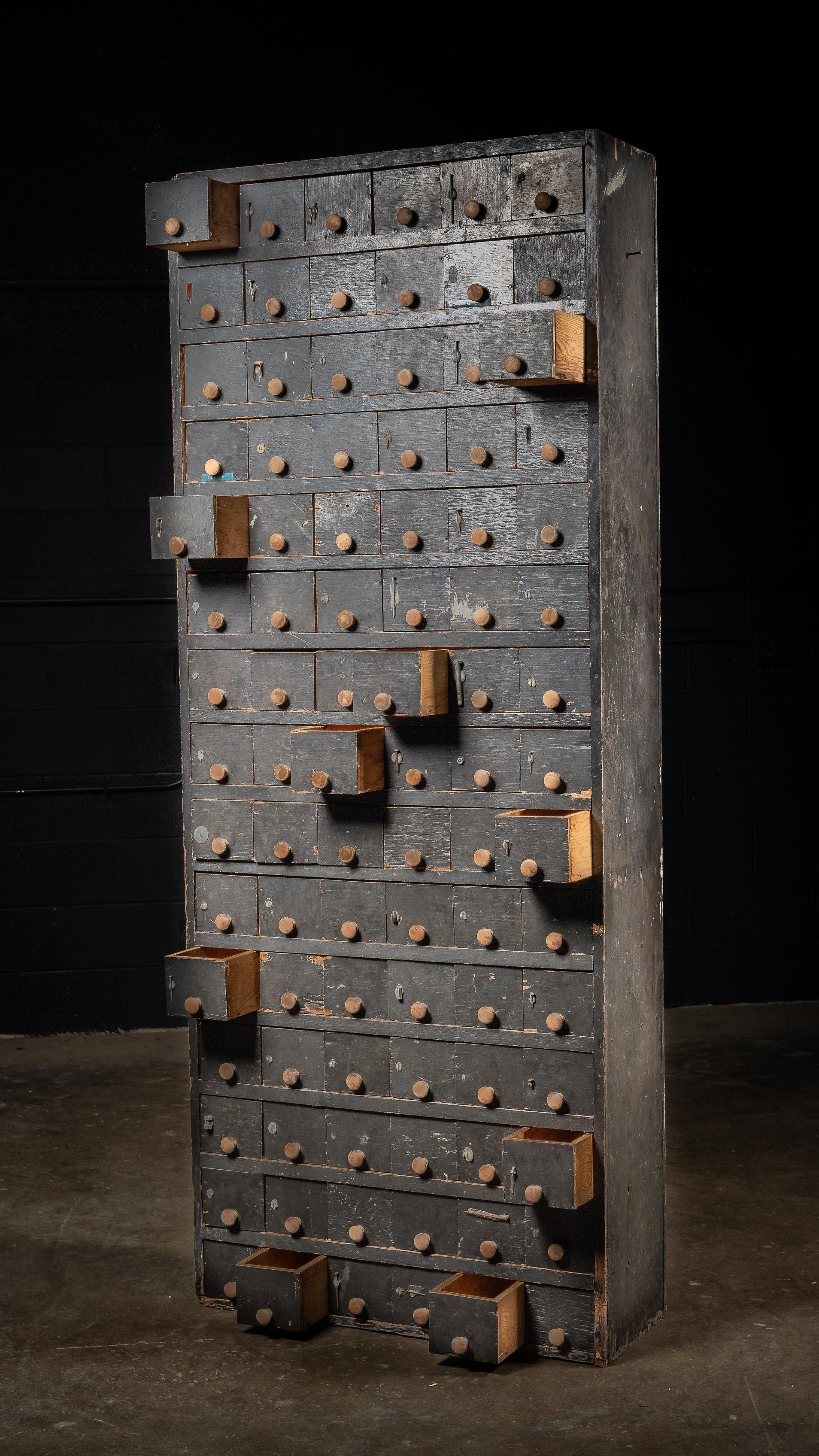 Ancienne armoire de magasin industrielle à 90 tiroirs en vente 1