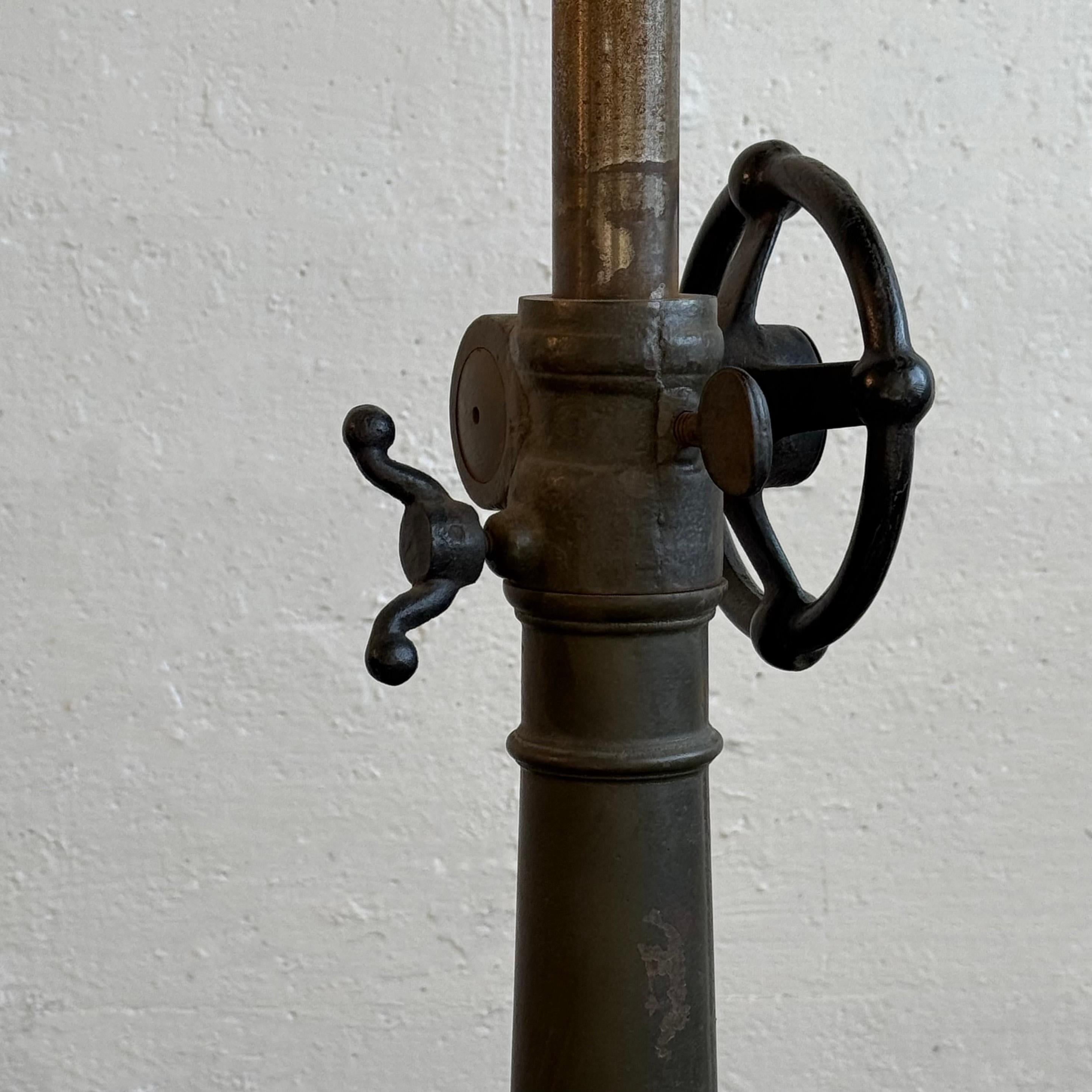 Antico tavolo cavalletto da disegno industriale regolabile in ghisa in vendita 3
