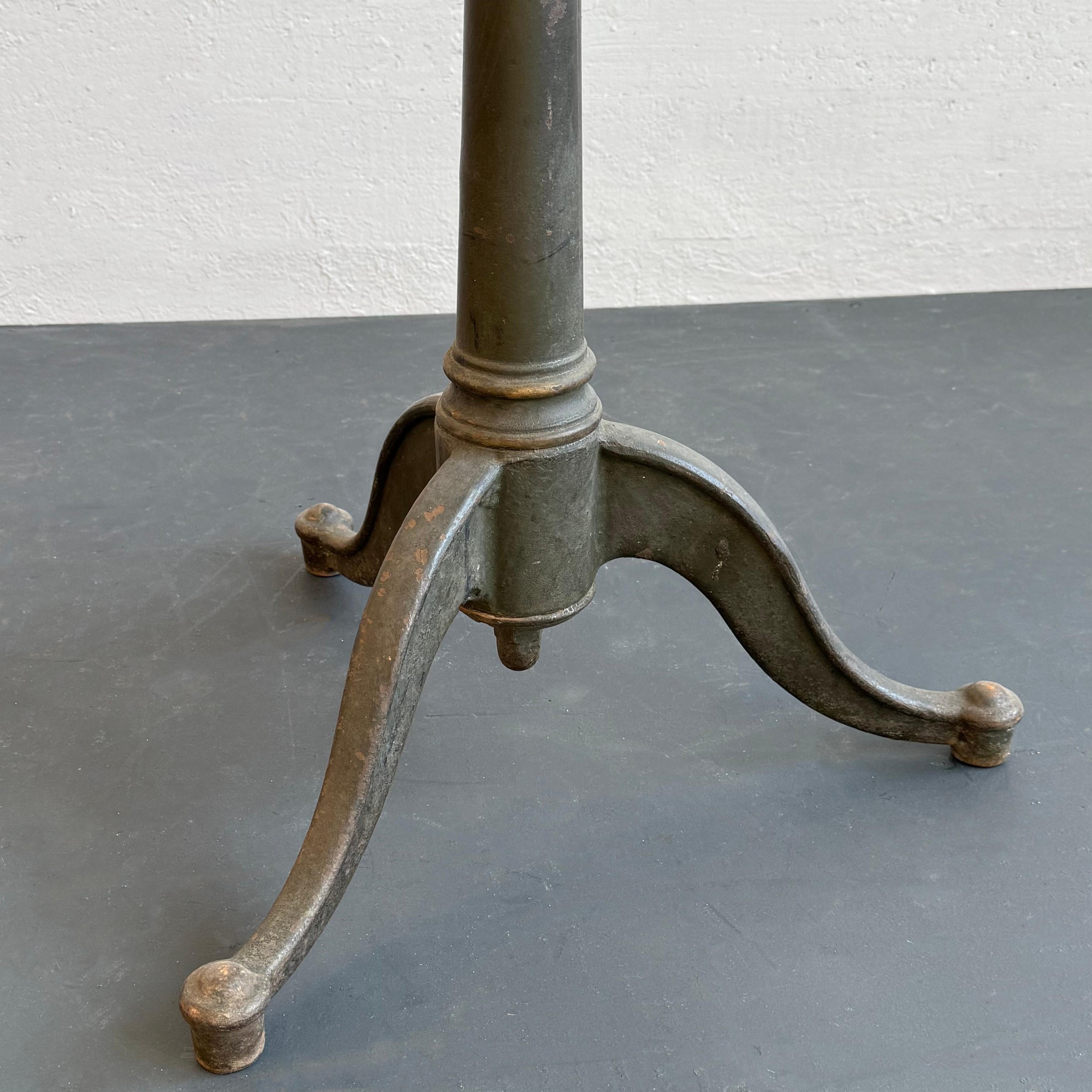 Antico tavolo cavalletto da disegno industriale regolabile in ghisa in vendita 5