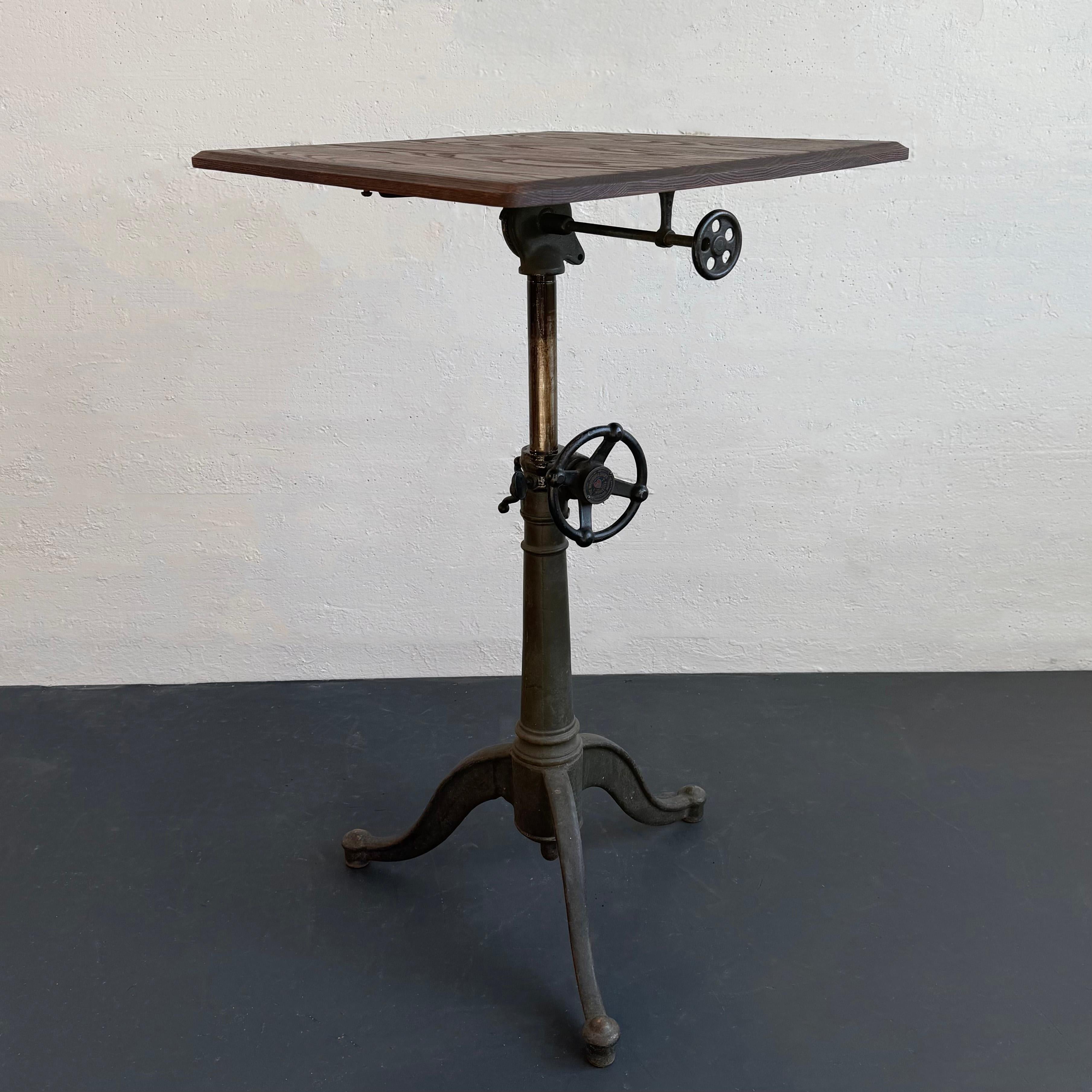 XX secolo Antico tavolo cavalletto da disegno industriale regolabile in ghisa in vendita