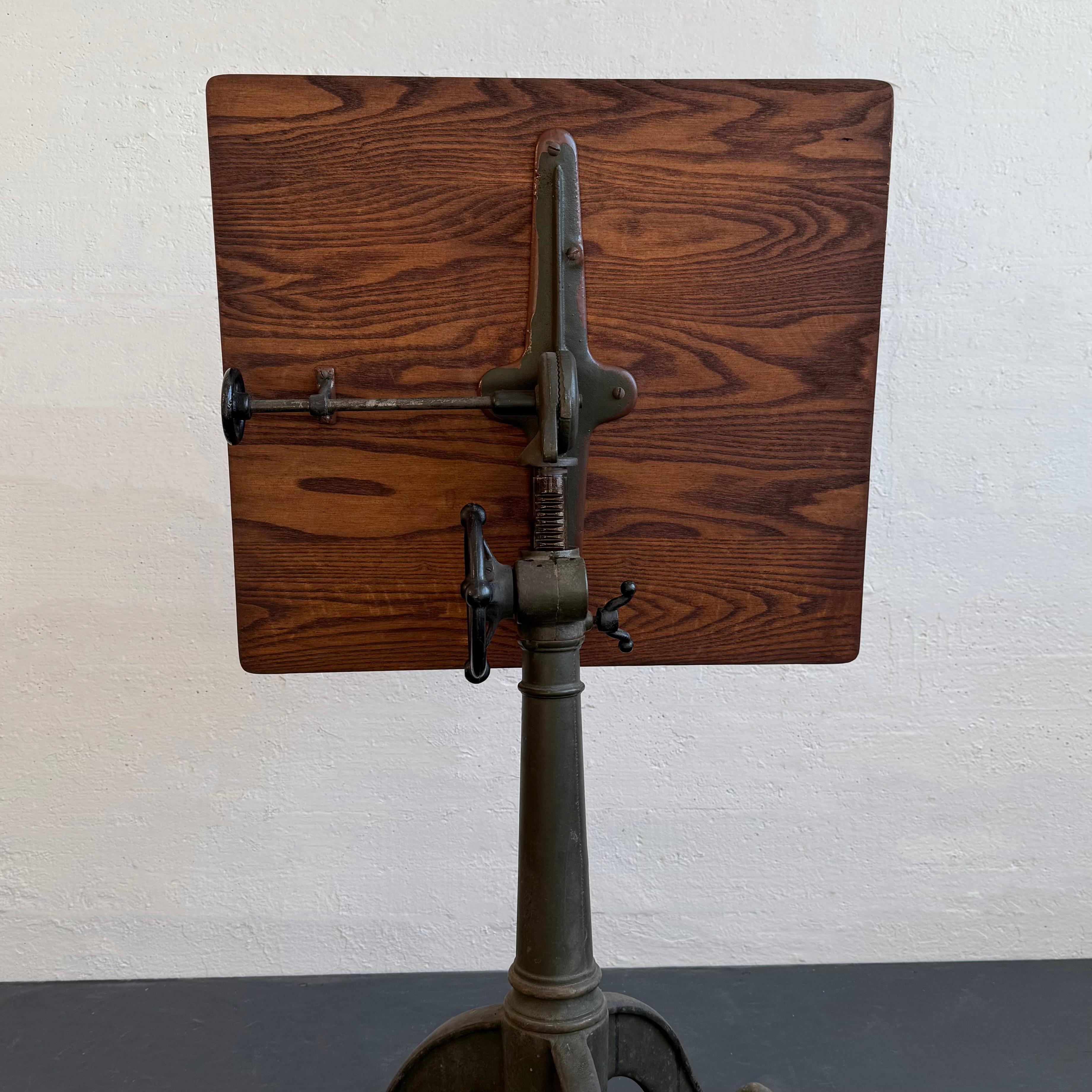 Antico tavolo cavalletto da disegno industriale regolabile in ghisa in vendita 1