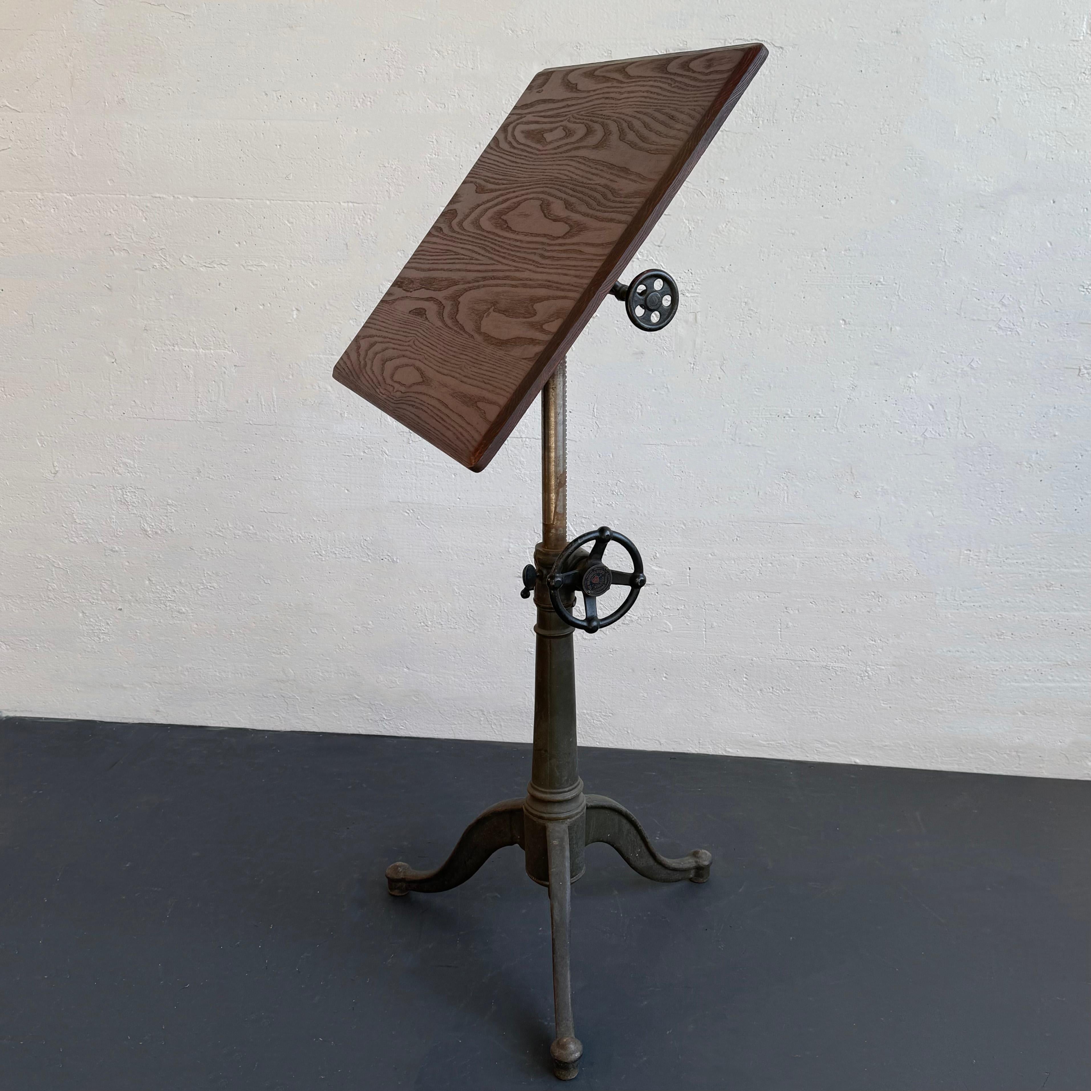 Antico tavolo cavalletto da disegno industriale regolabile in ghisa in vendita 2