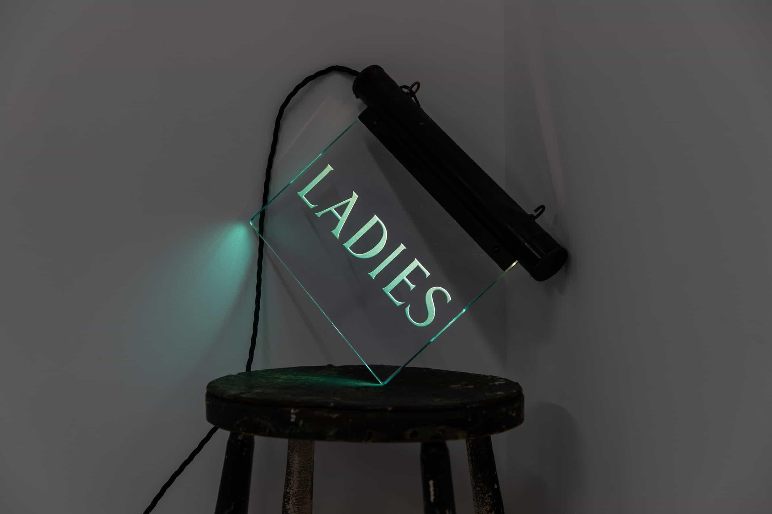 Antikes industrielles Art-Déco-Messing-Interieur-Schild „Ladies'' beleuchtet. C.1920 im Zustand „Gut“ im Angebot in London, GB