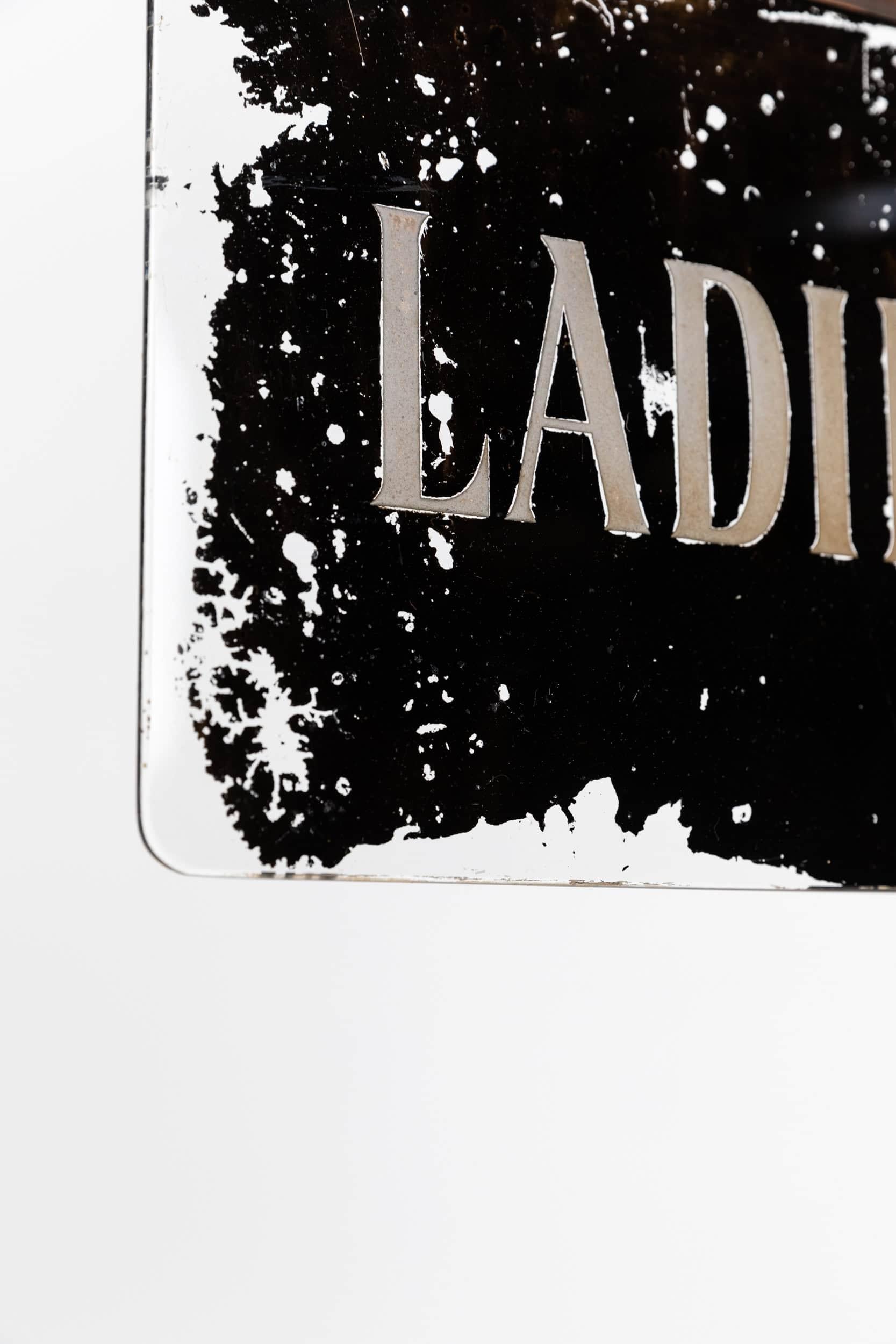 

Una splendida coppia di insegne luminose in vetro per toilette realizzate in Inghilterra da Burnham & Co, Deptford. C.C.

Queste insegne originali dell'epoca Art Deco presentano cornici in ottone massiccio con la loro finitura originale placcata