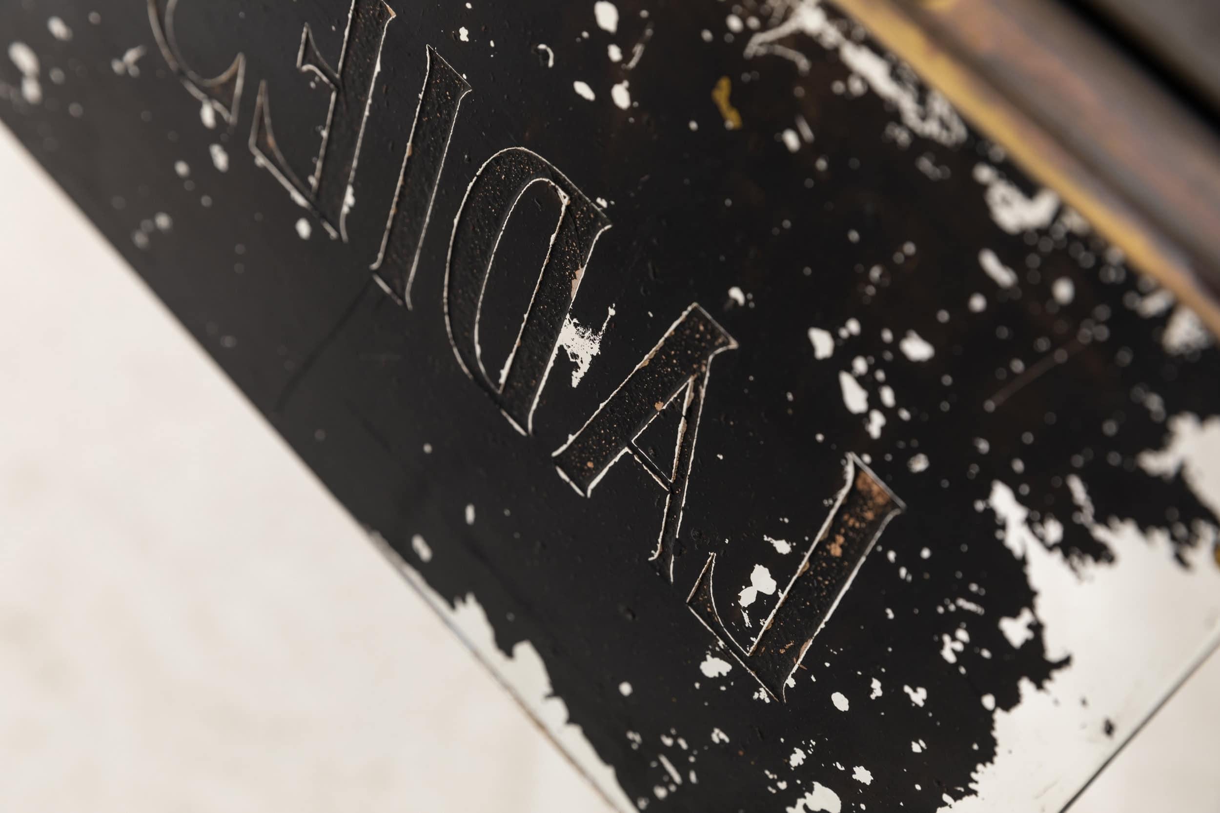 Inglese Antico cartello illuminato di toilette industriale e maschile in ottone Art Deco, C.C. 1920 in vendita