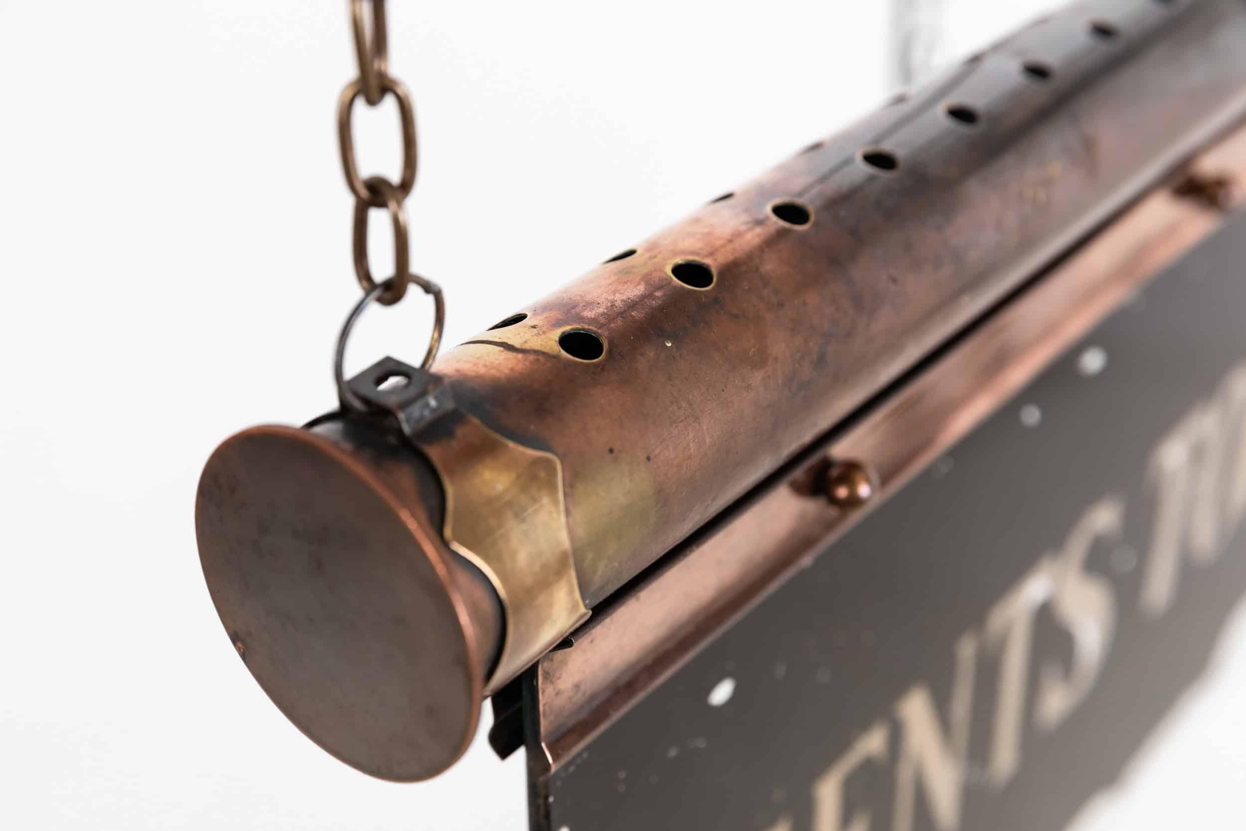 Antico cartello illuminato di toilette industriale e maschile in ottone Art Deco, C.C. 1920 In condizioni discrete in vendita a London, GB