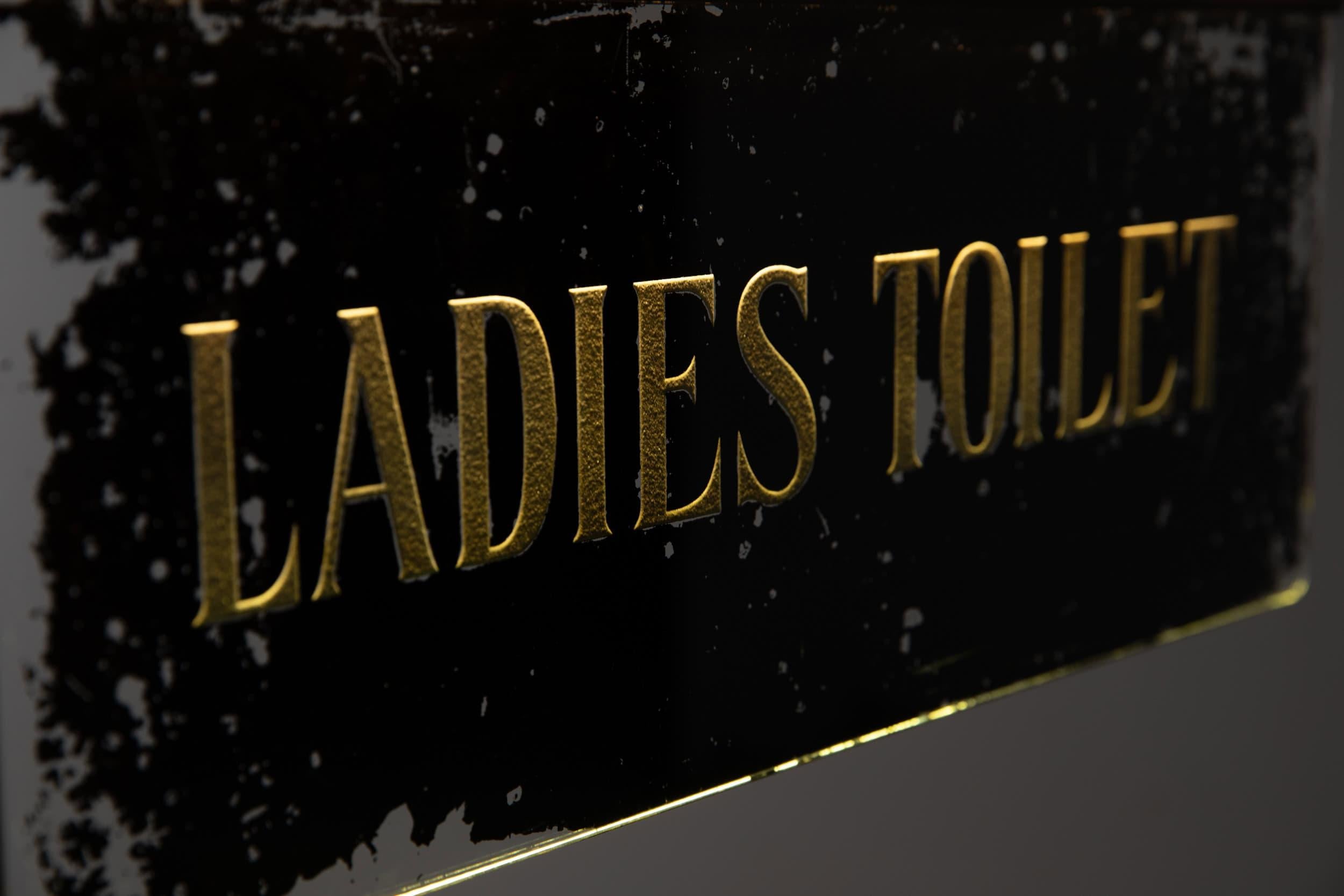 Ottone Antico cartello illuminato di toilette industriale e maschile in ottone Art Deco, C.C. 1920 in vendita